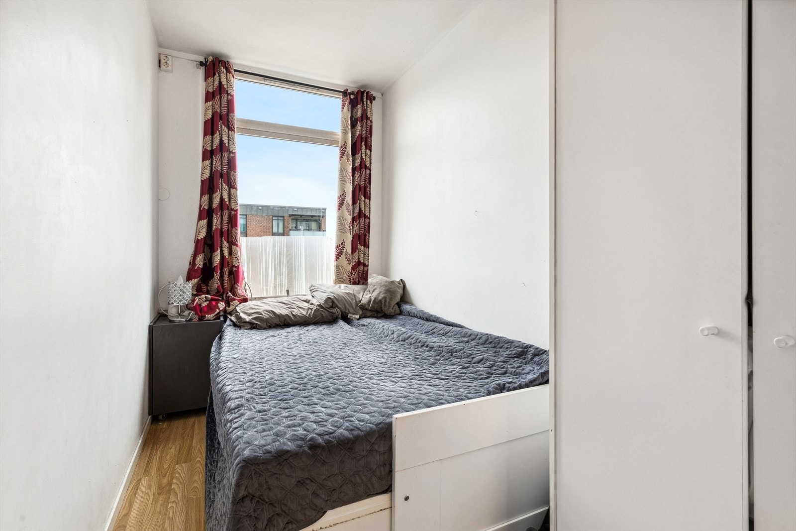 Det er fjernet lettvegger og satt opp nye slik at tidligere kjøkken nå er kjøkken og det ekstra soverommet Galleribilde