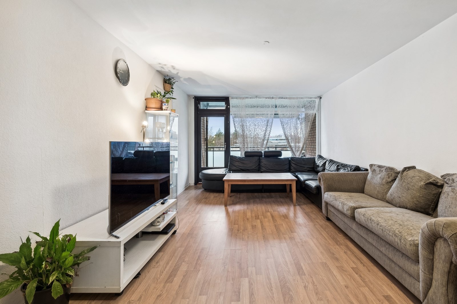 Overflatene er hvitmalte og gulvet er belagt med laminat Galleribilde