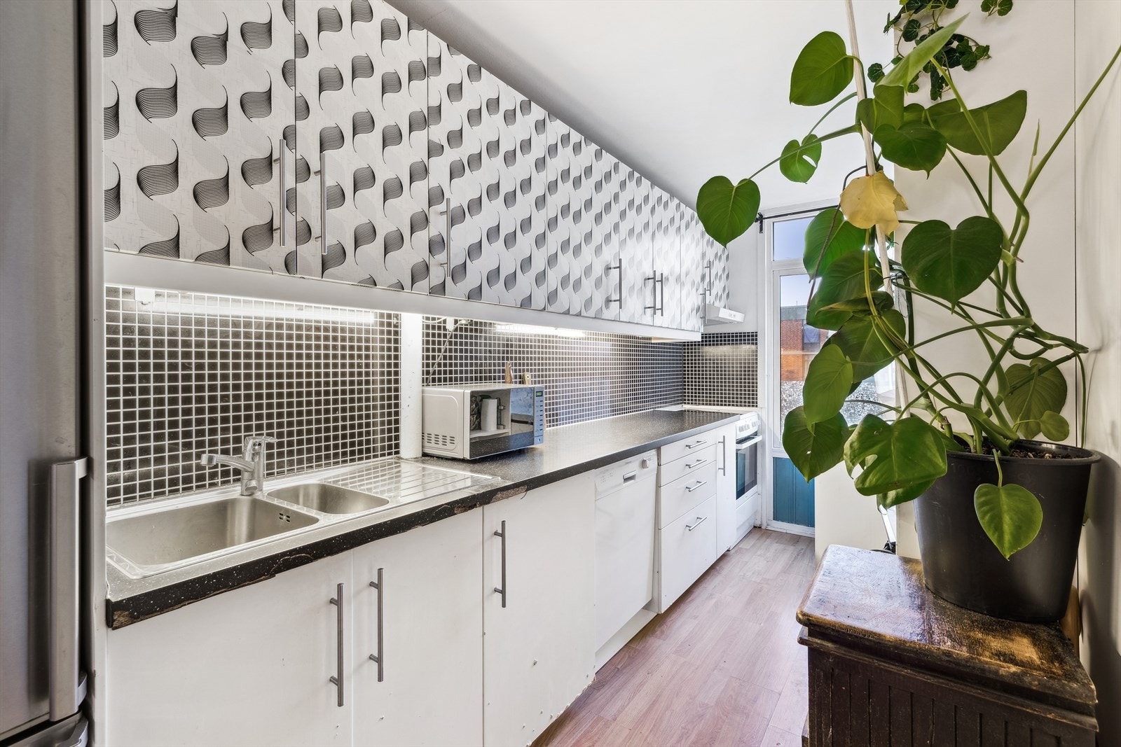 Lys og praktisk familie-leilighet med tre soverom, flislagt bad med opplegg for vaskemaskin og åpen stue-/kjøkkenløsning med utgang til vestvendt balkong Galleribilde