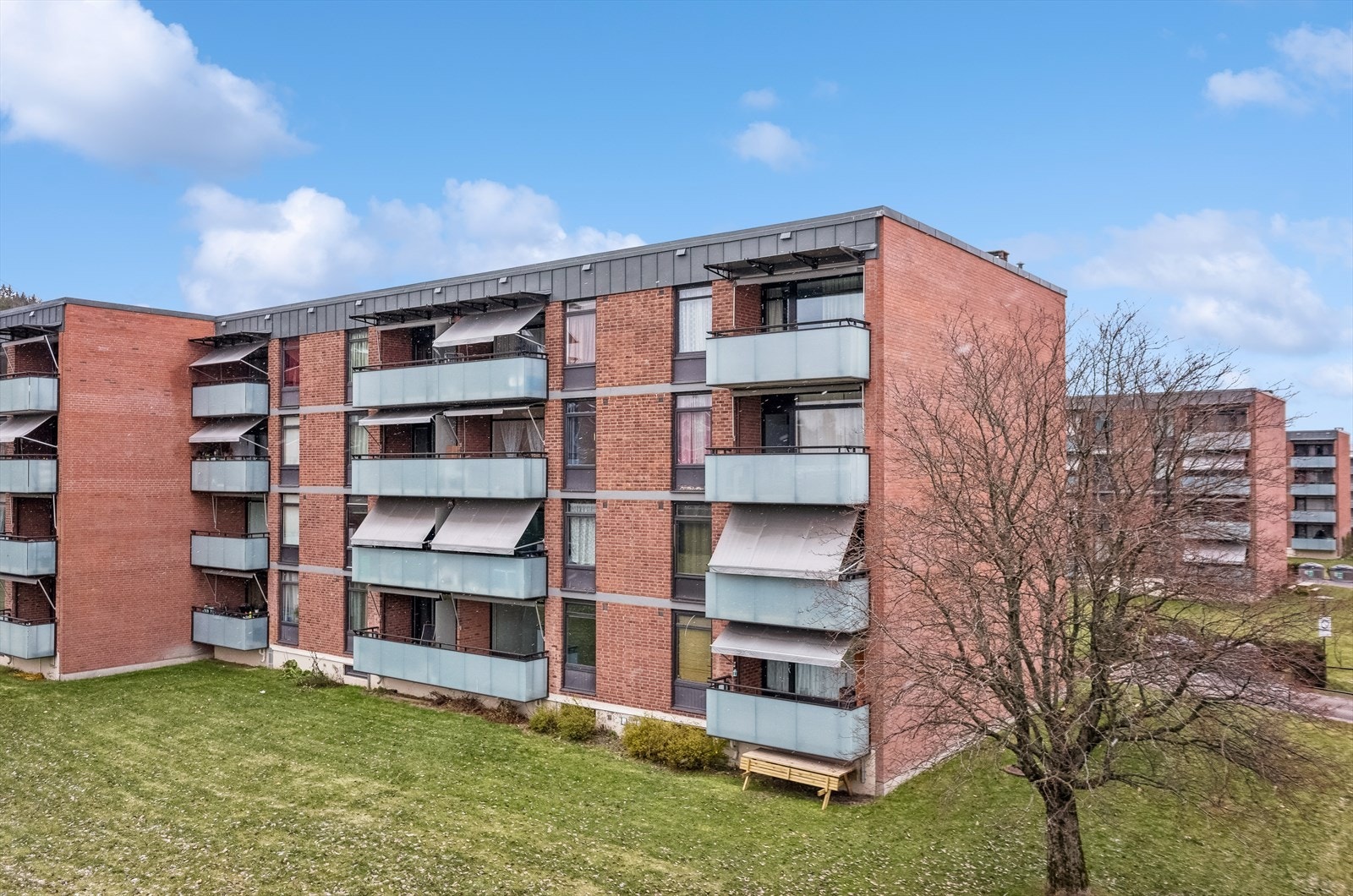 Sentral beliggenhet rett i nærheten av kollektivtransport (buss og T-bane), servicetilbud og marka med gode turmuligheter året rundt Galleribilde