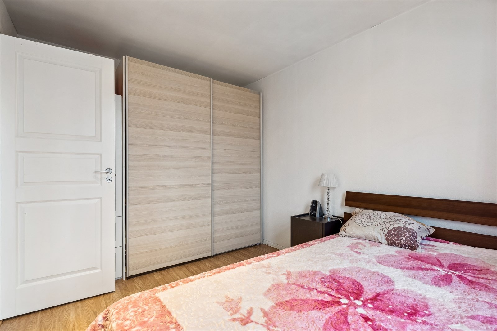 Det største soverommet har plass til dobbeltseng og nattbord i tillegg til medfølgende skyvedørsgarderobe Galleribilde