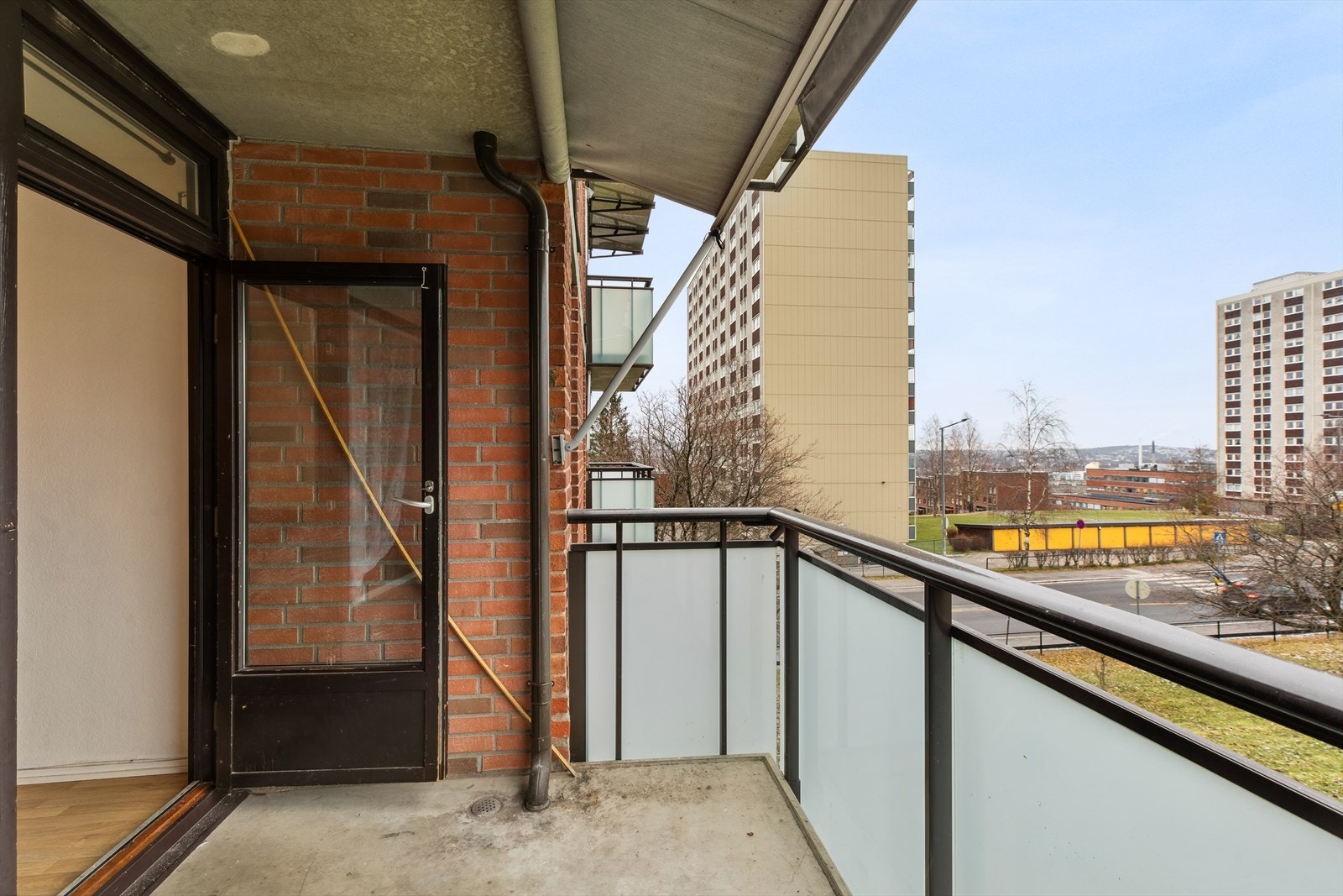 Stor og delvis overbygd balkong på 8 m² vendt mot vestlige solforhold Galleribilde