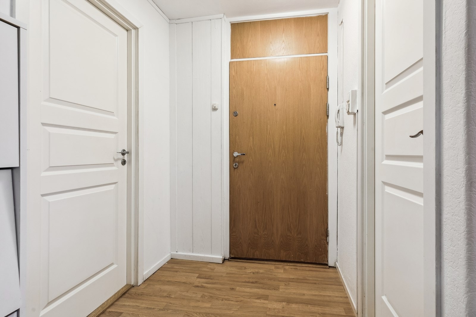 Åpen og innbydende entré med plass til skoskap og oppheng Galleribilde