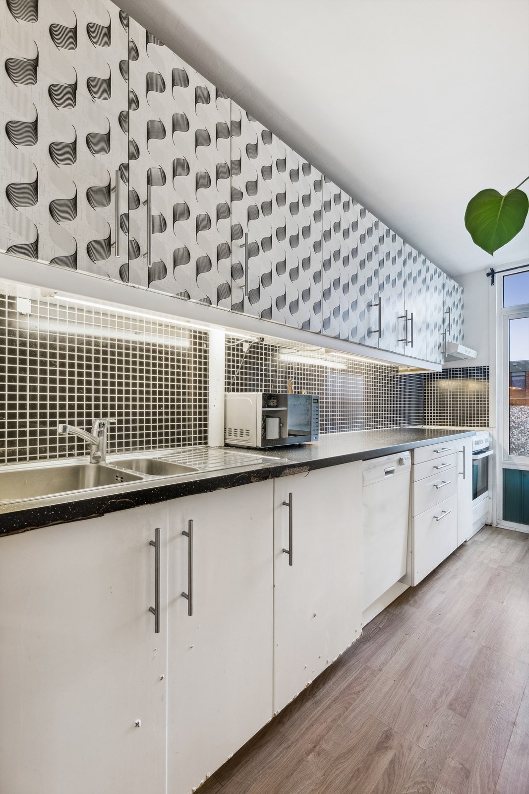 Kjøkkenet har delvis åpen løsning mot stuen Galleribilde