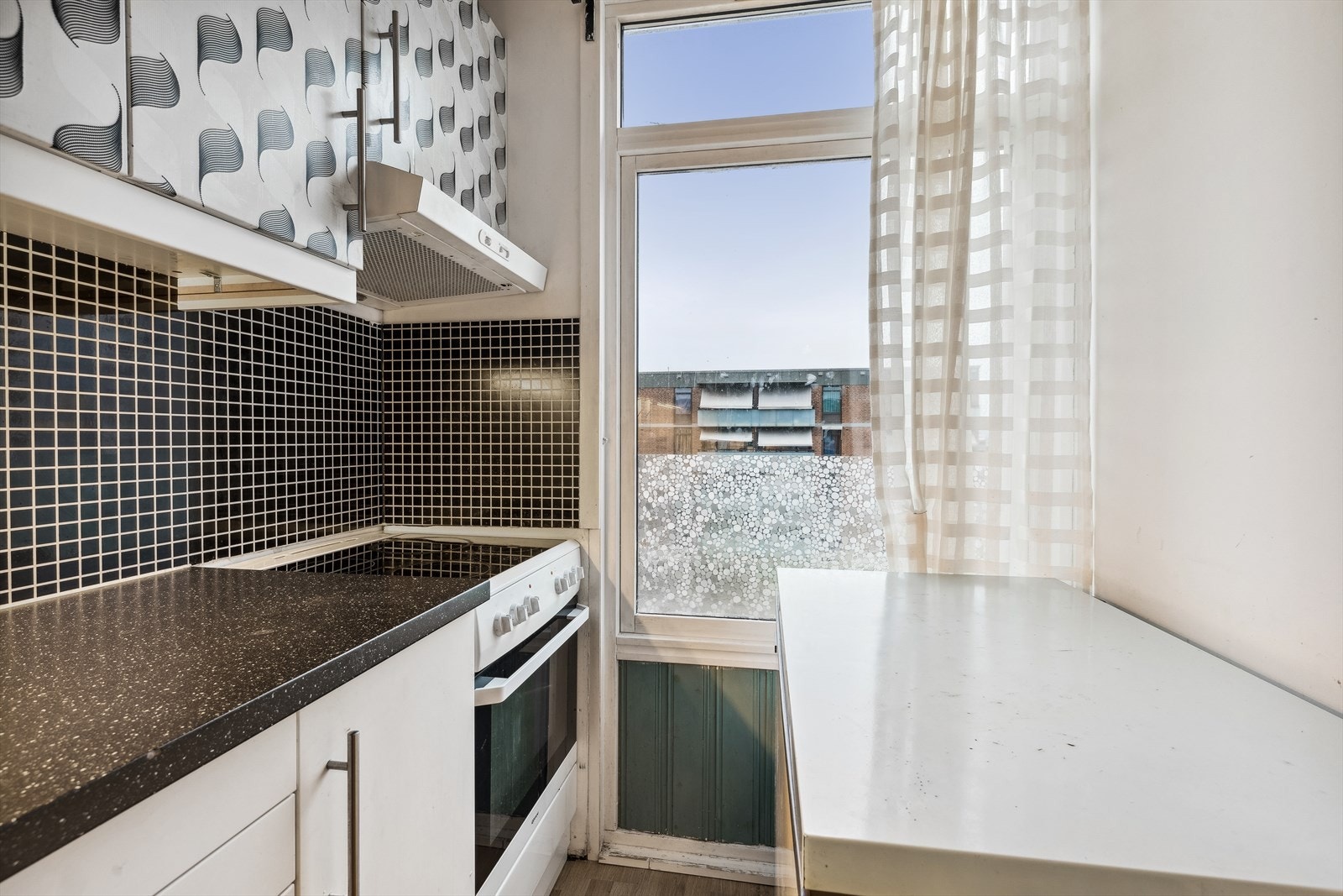 I innredningen er det opplegg og plass til komfyr, oppvaskmaskin og frittstående kjøleskap Galleribilde