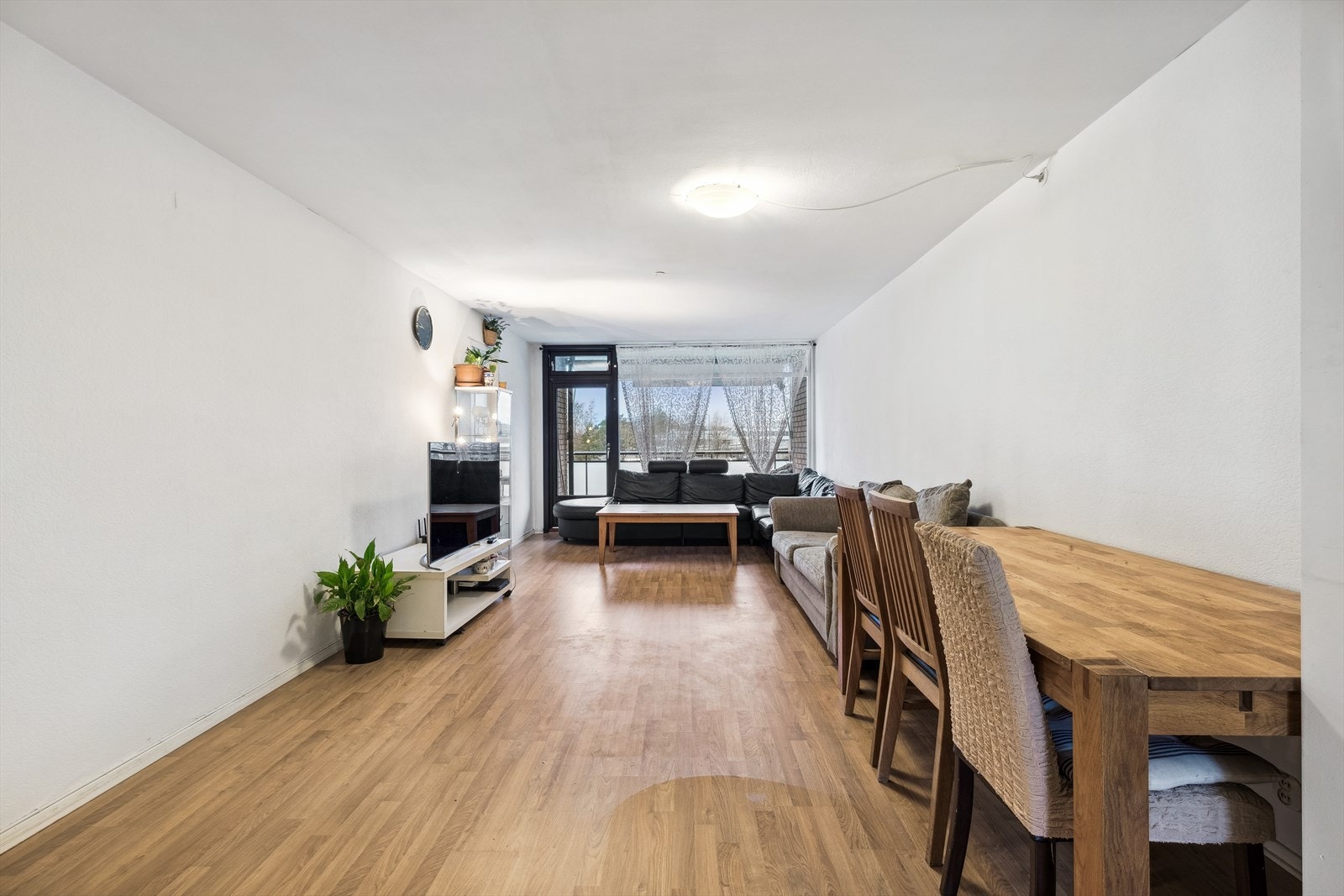 I stuen er det plass til både sofagruppe og spisebord Galleribilde