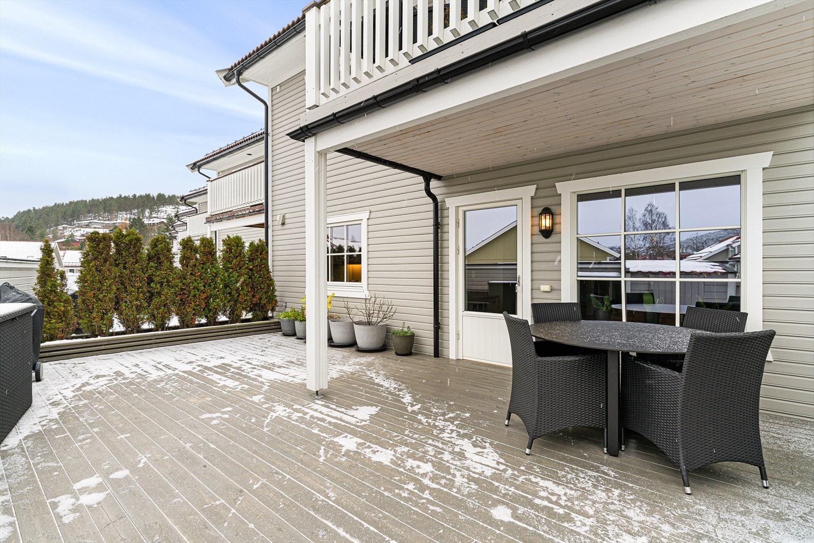 Stor og koselig terrasse på 47 kvm. God plass til flere sittegrupper, urtehage, potter mm. Galleribilde