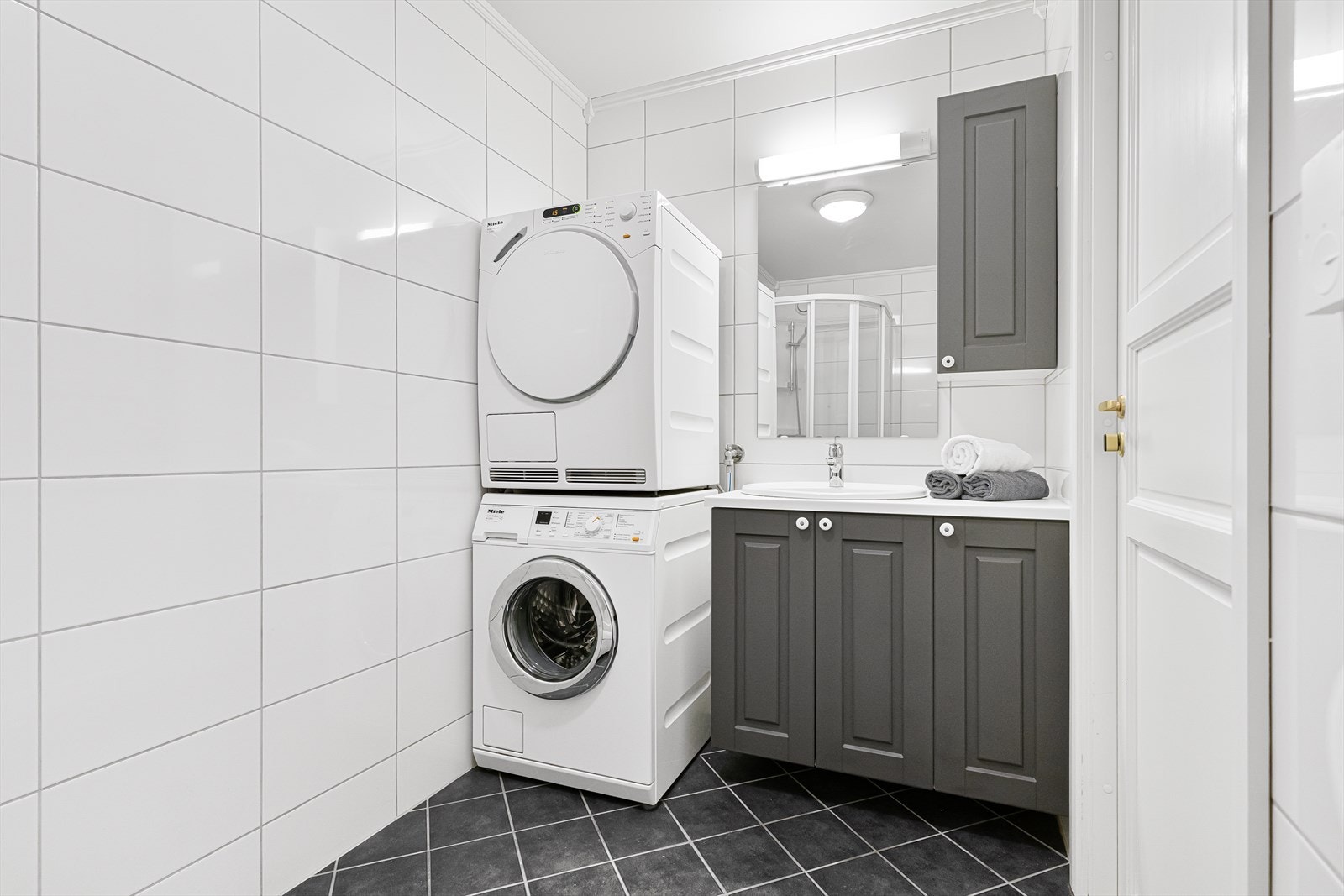 Pent, flislagt bad det er lett å sette sitt eget preg på. Opplegg og plass til vaskemaskin og tørketrommel. Galleribilde