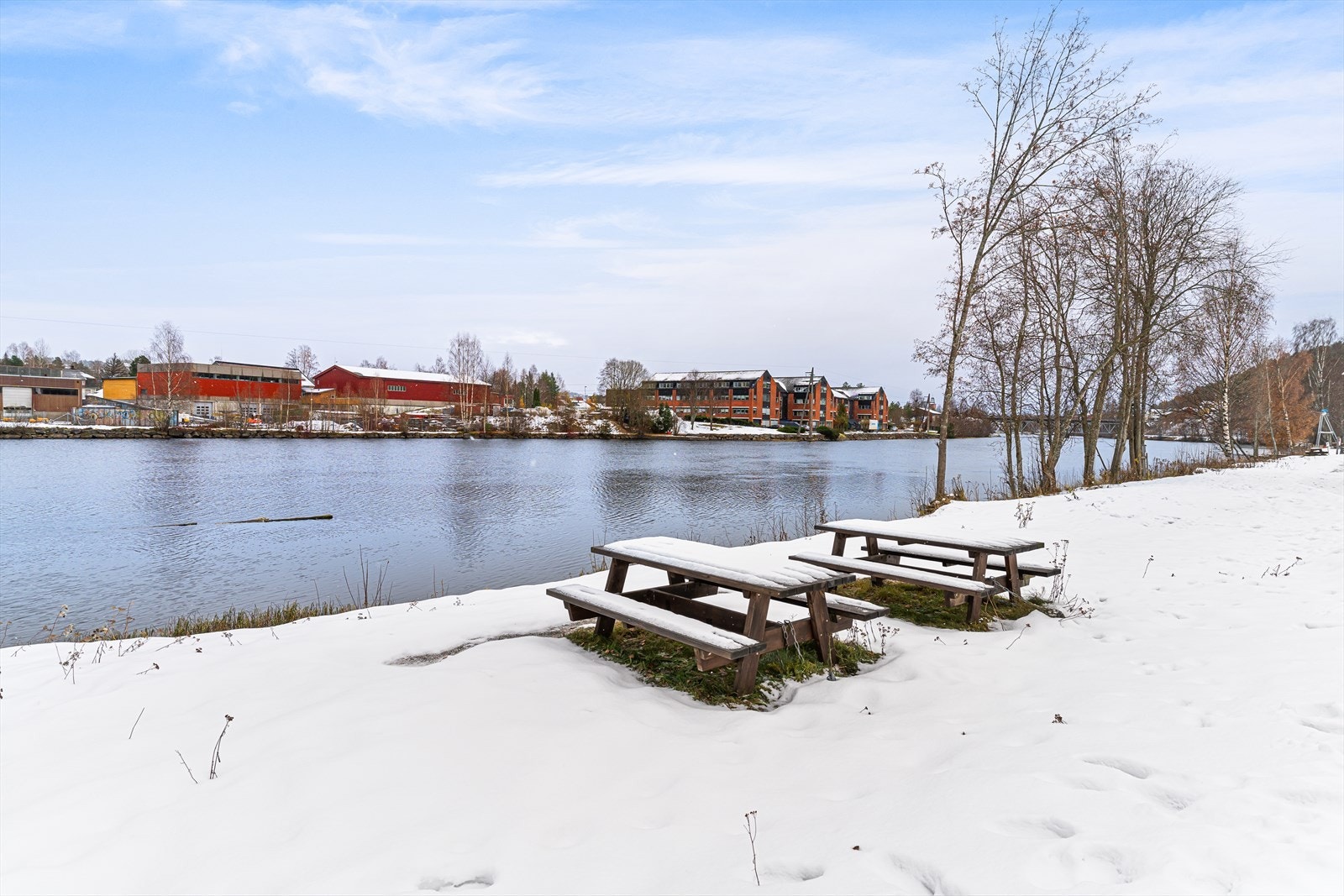 Sameiet ligger ved Lågen og har nydelige stier langs med vannet. Galleribilde