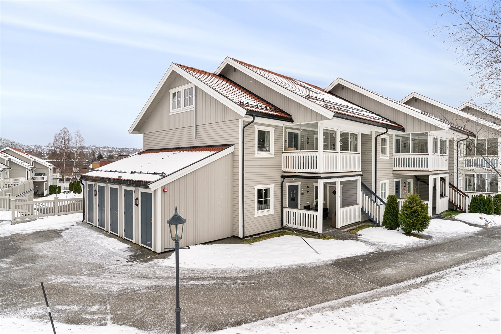 Leiligheten ligger på bakkeplan med trappefri adkomst. Utvendig bod ligger nærmest terrassen med enkel adkomst. Galleribilde
