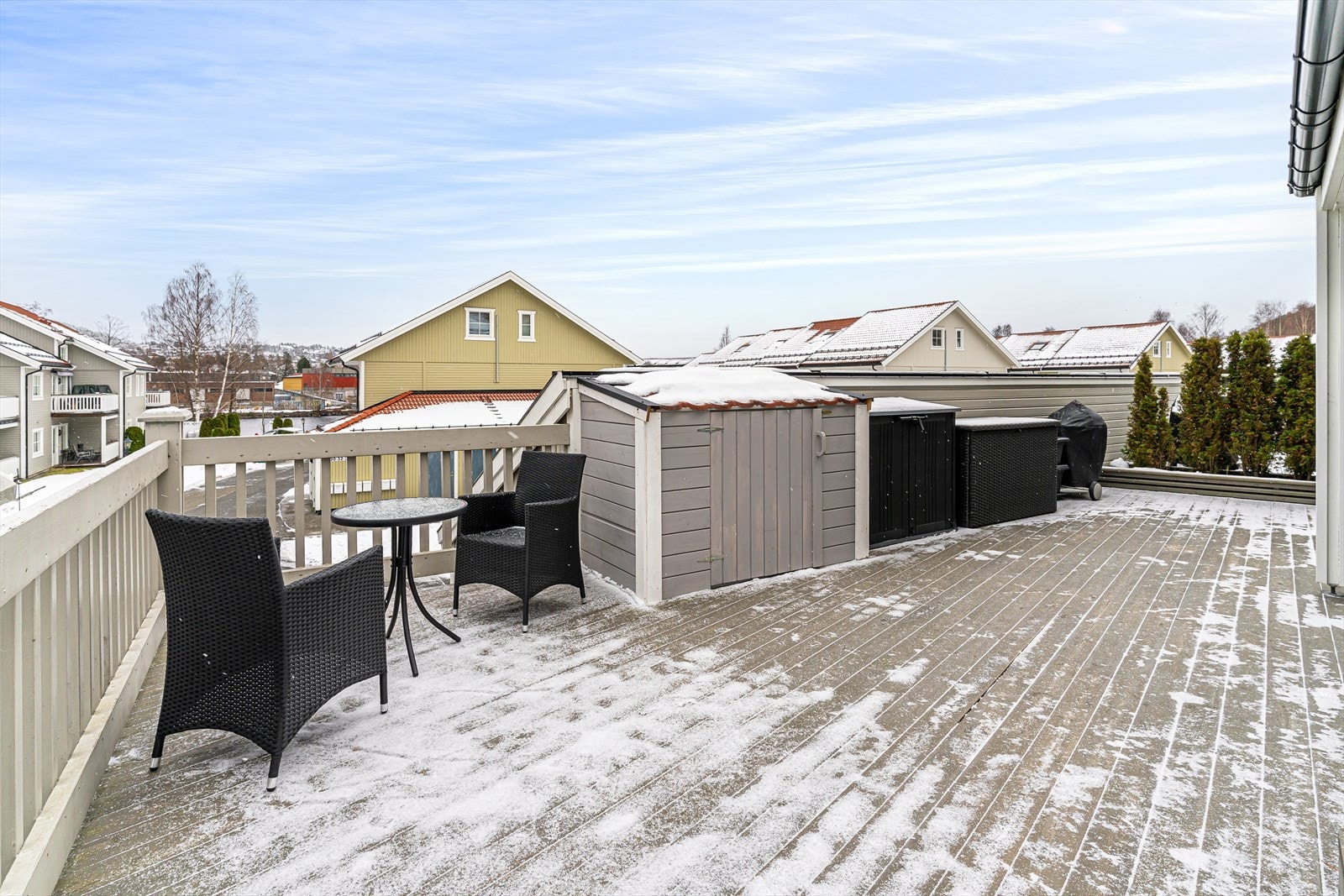 Leiligheten har en god intern beliggenhet og en terrasse på hele 47 kvm. Terrassen vender mot Lågen og byen. Galleribilde