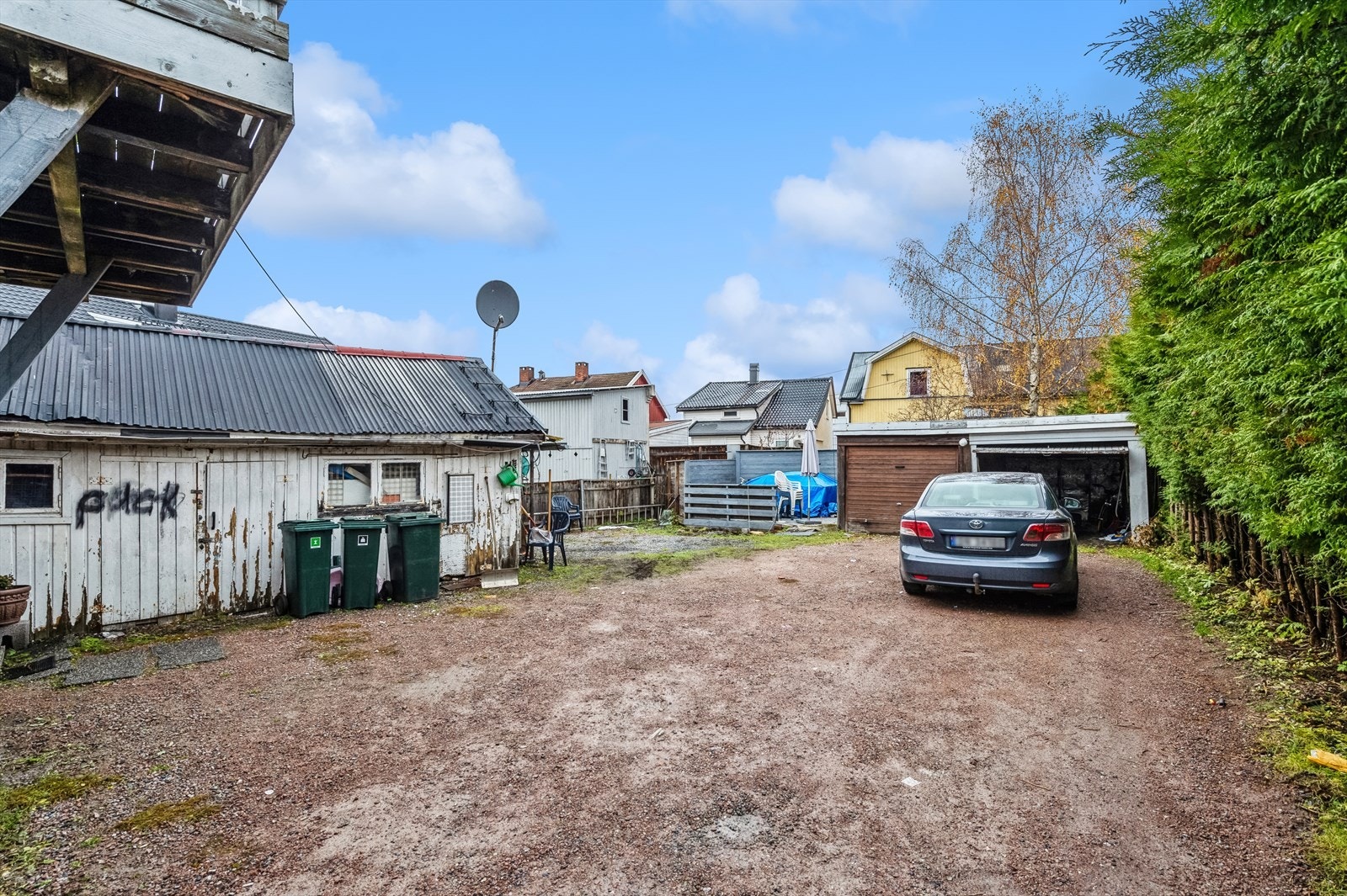 Parkering på gruset gårdsplass samt i garasje Galleribilde