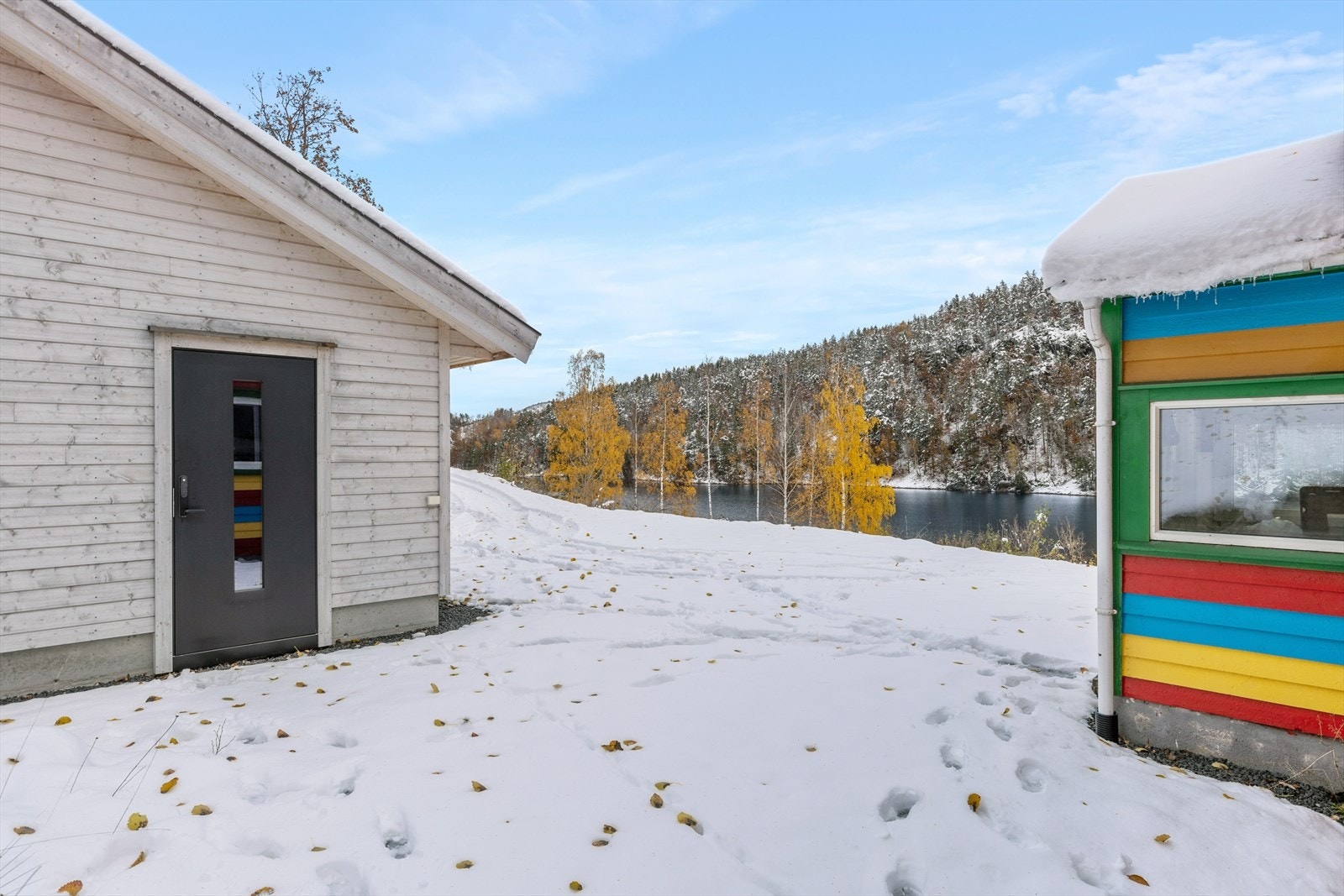 Inngang til nyere dobbel garasje Galleribilde