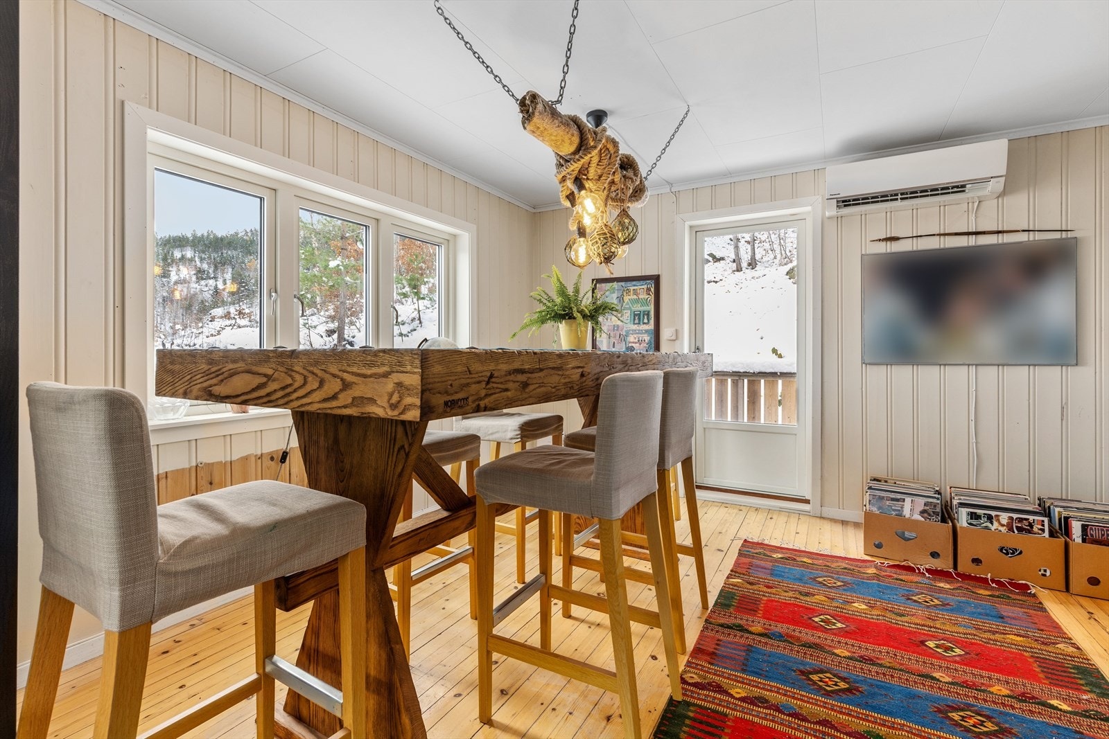 Spisestue med utgang til terrasse Galleribilde