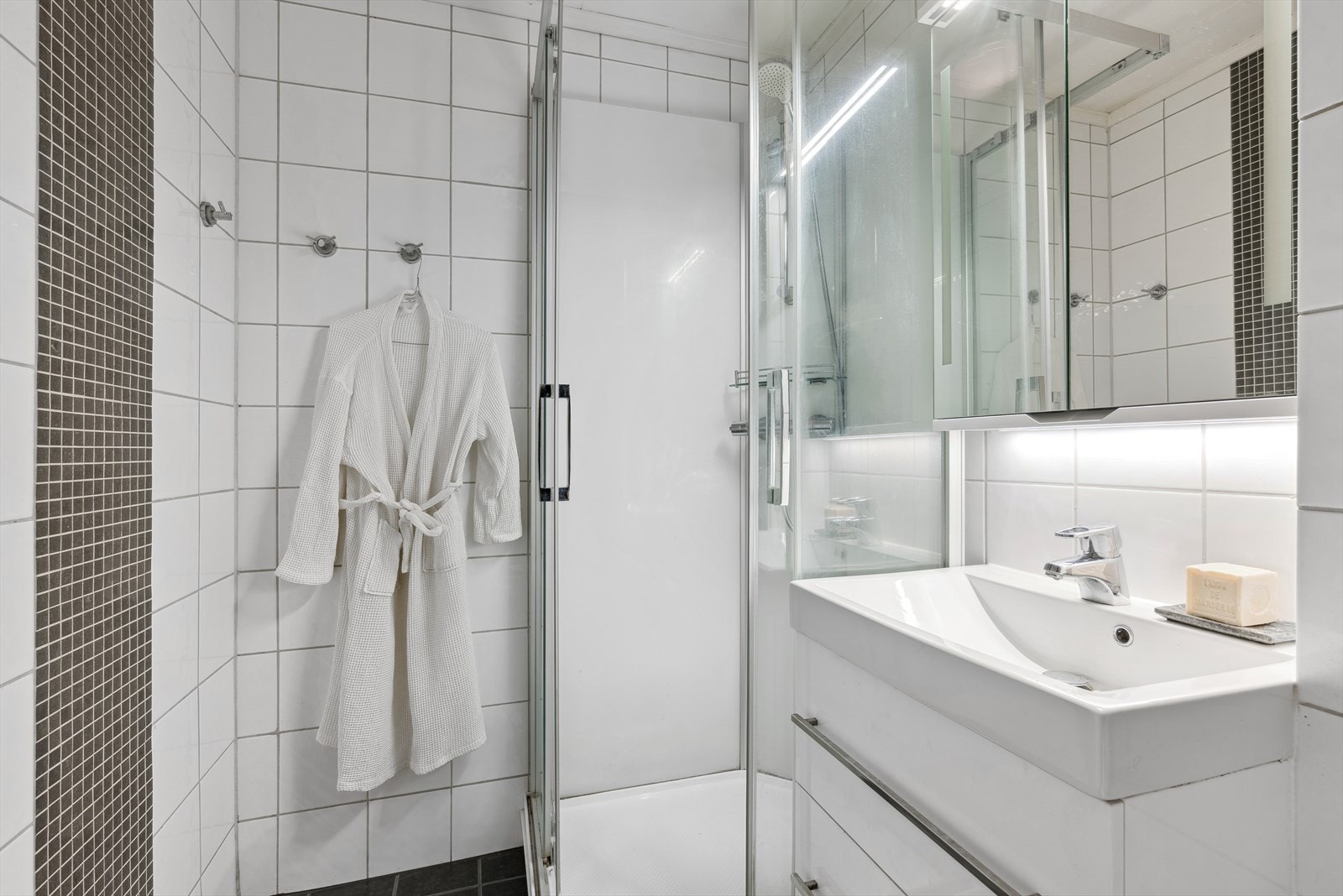 Nyere fliselagt bad/wc. Galleribilde