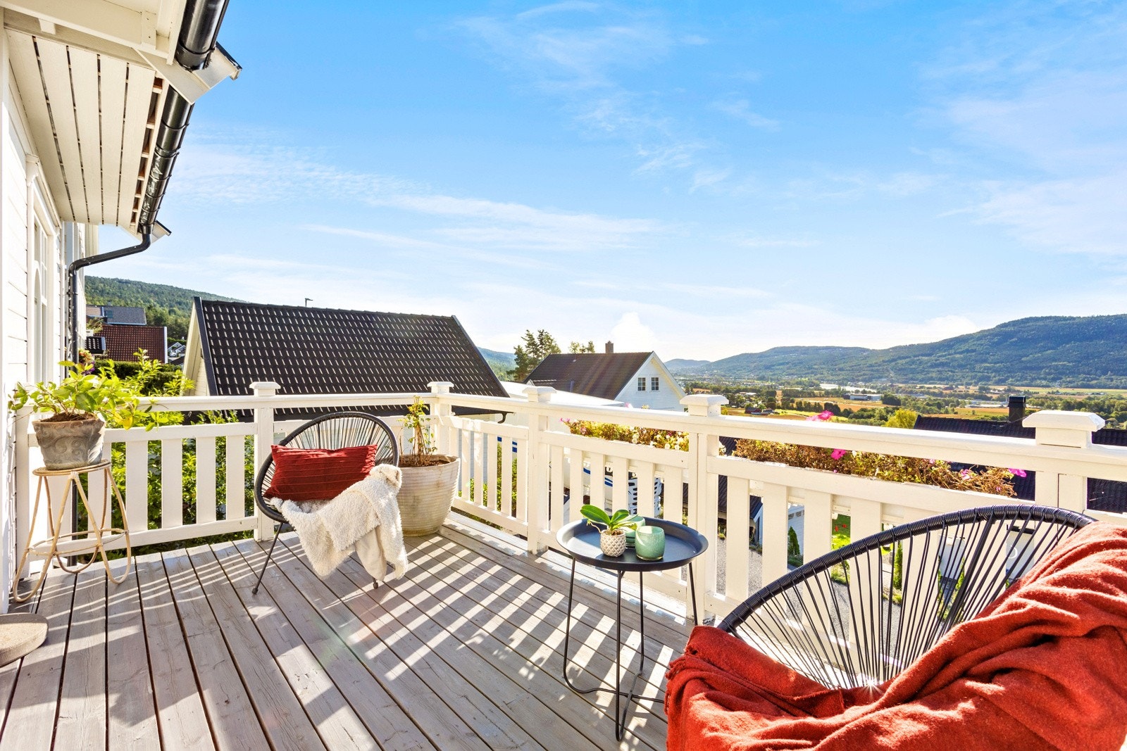 Det er plass til spisebord eller lounge-sett her ute Galleribilde