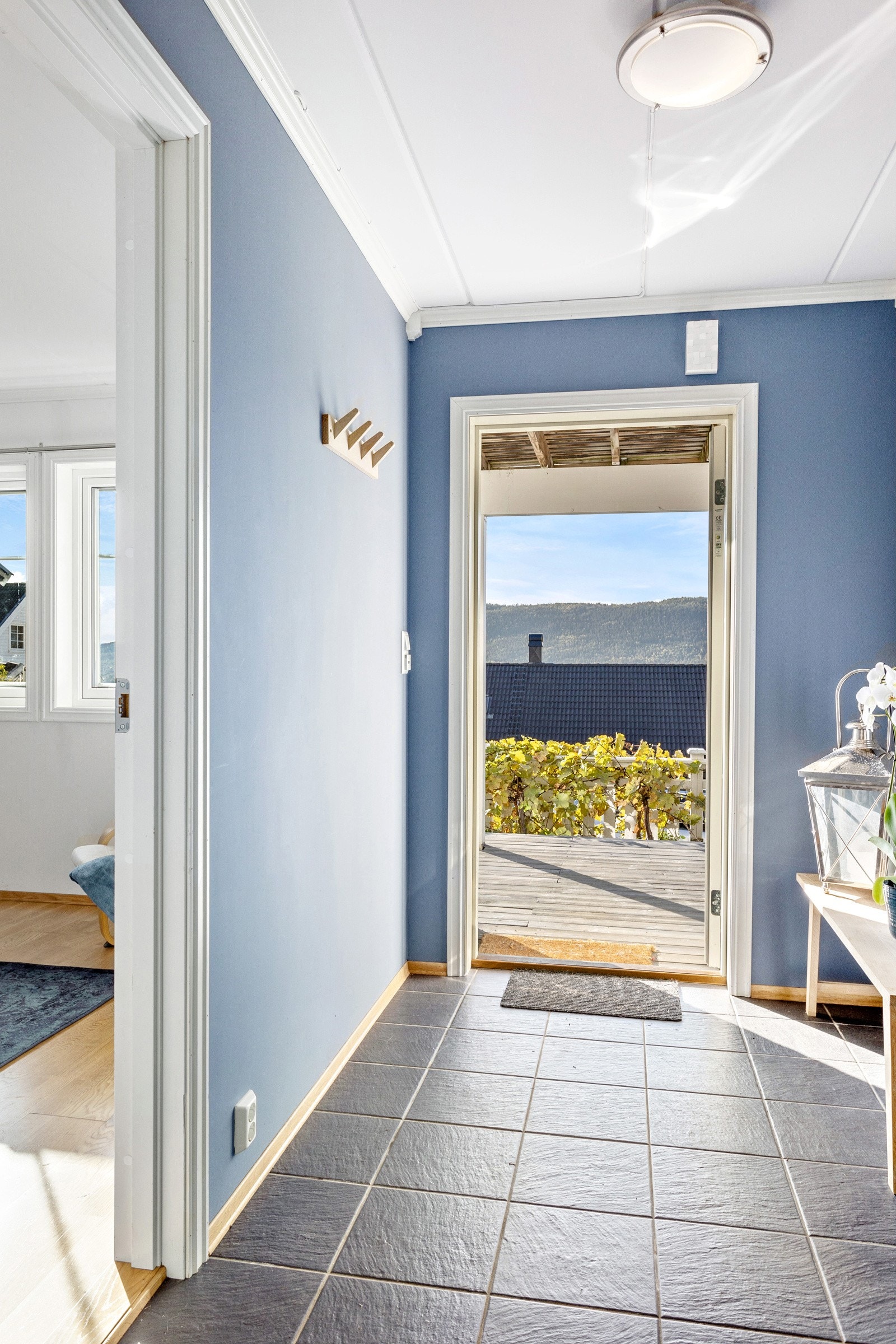 Ved inngangspartiet er det en egen uteplass Galleribilde