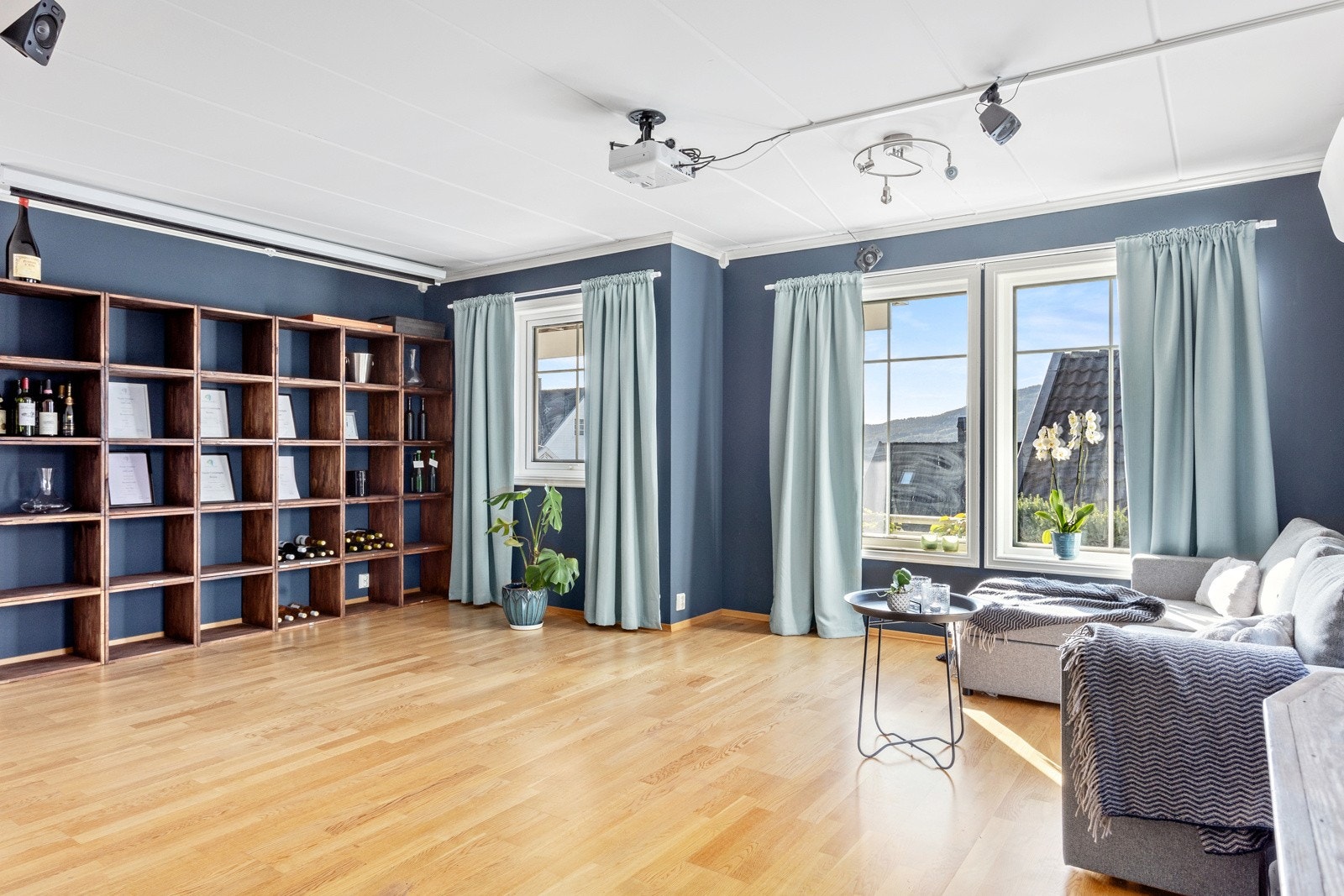 Stuen er veldig stor og det er mulig å dele den opp i mindre rom ved å sette opp lettvegg. Galleribilde