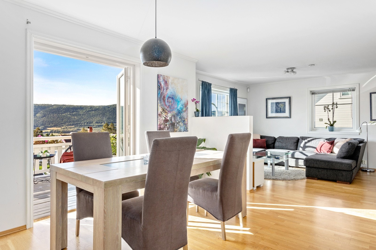 Fra spisestuen kan du gå ut på en romslig veranda/balkong Galleribilde