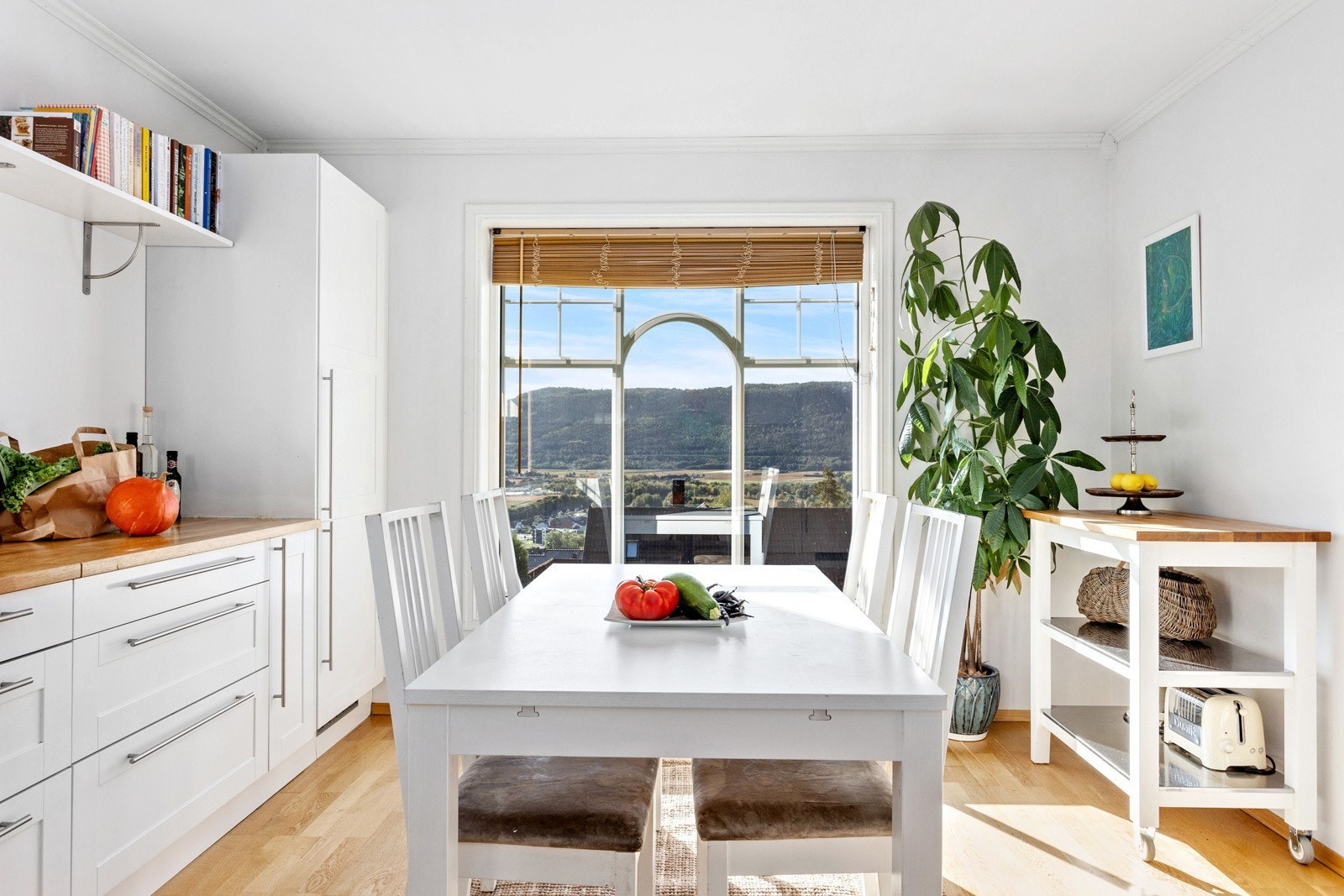 Det er plass til et stort spisebord midt i rommet. Galleribilde
