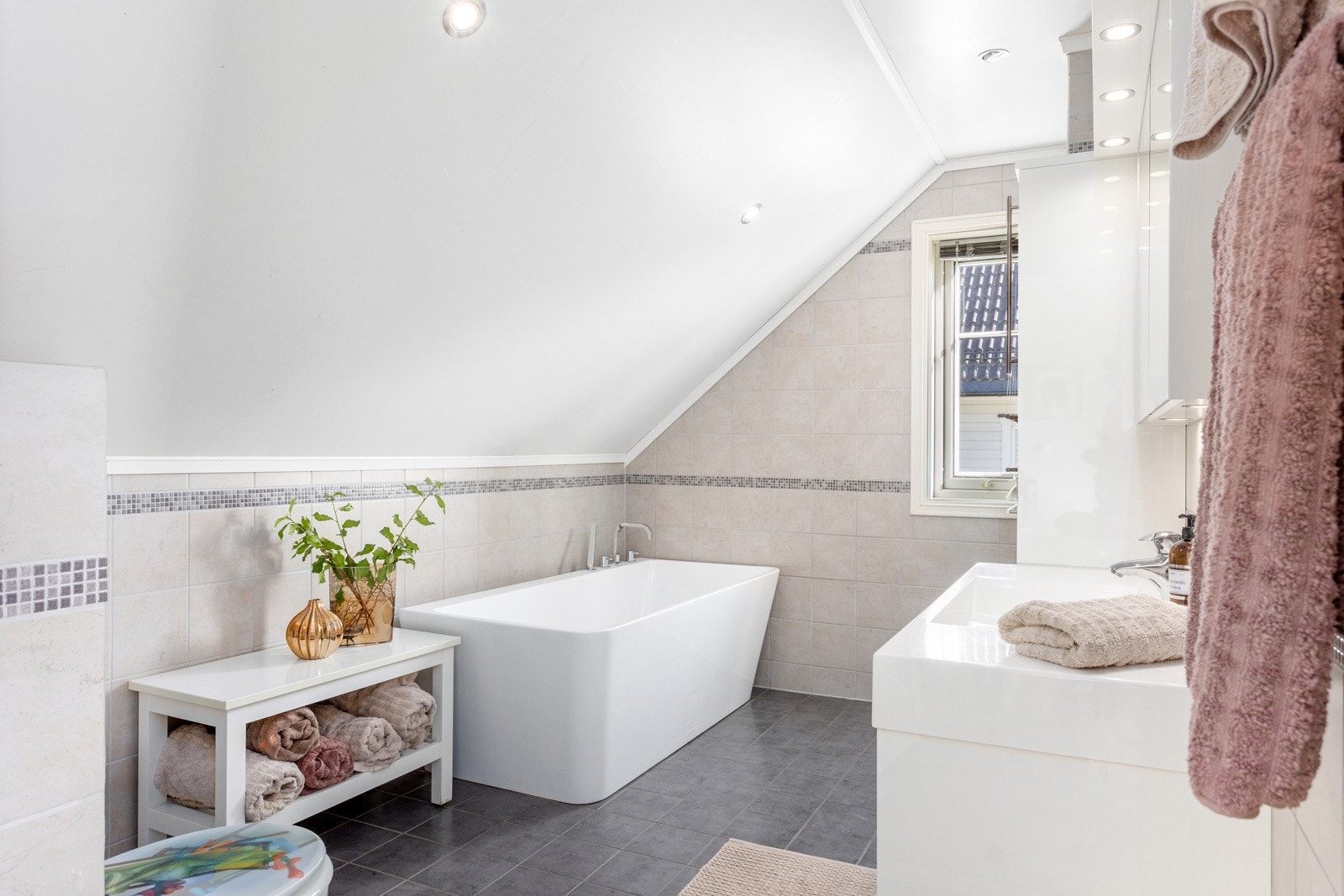 Badet har badekar og ekstra bred servant Galleribilde