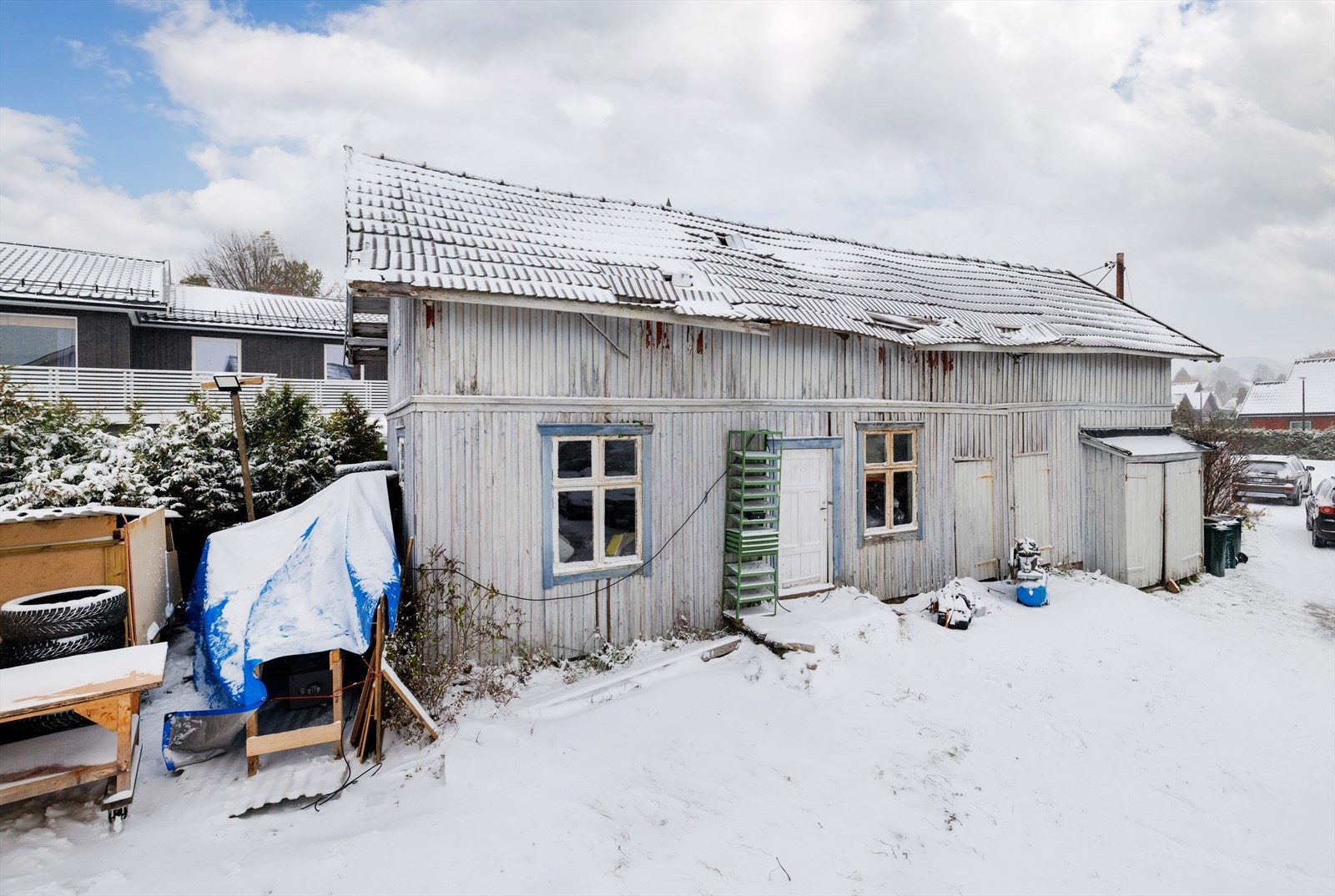 På eiendommen er det også et uthus med lagringsmuligheter. Galleribilde
