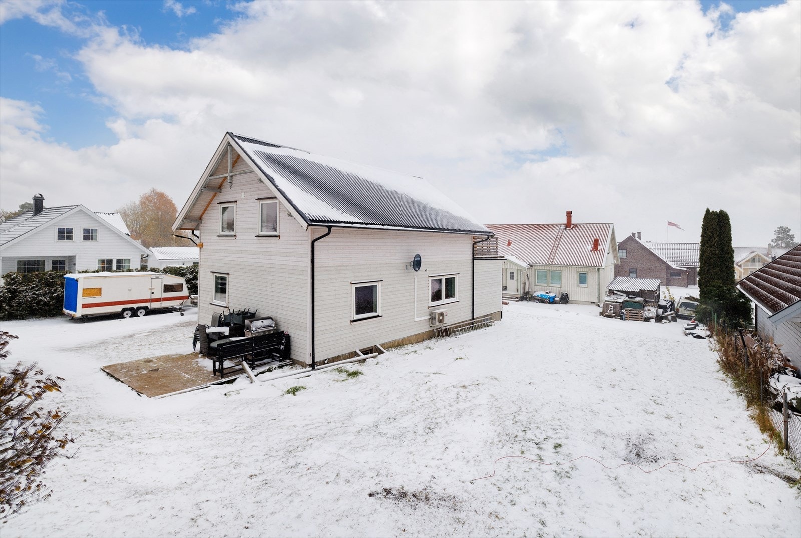Boligen har en flott beliggenhet i et etablert og rolig boligstrøk. Galleribilde