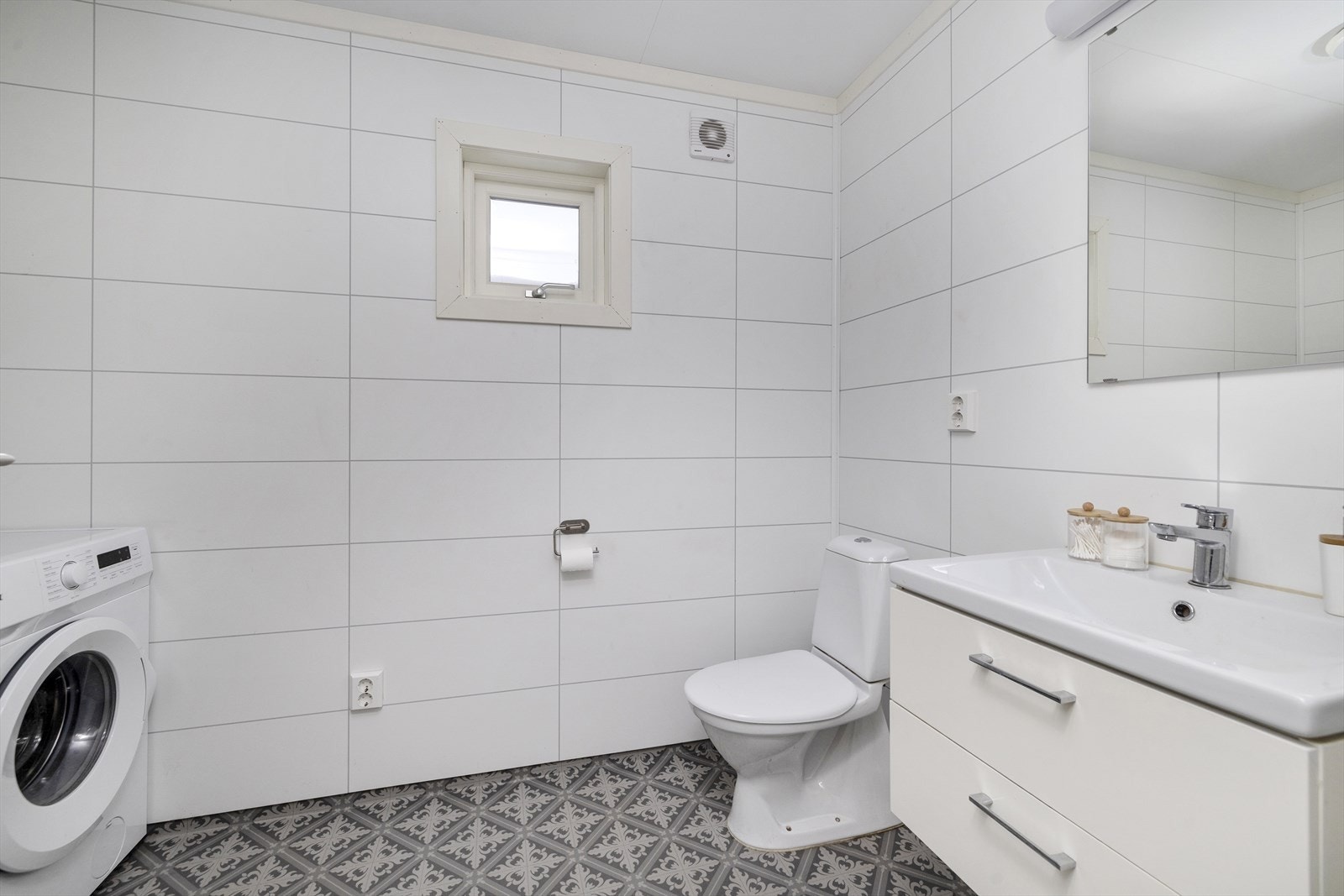Badet ble pusset opp i 2021 og fremstår lyst og moderne. Galleribilde