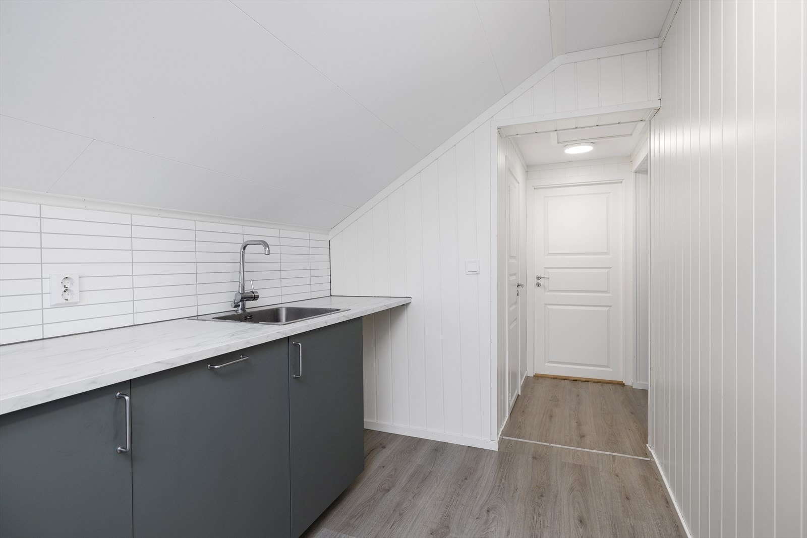 Over benk er det montert backsplash. Galleribilde