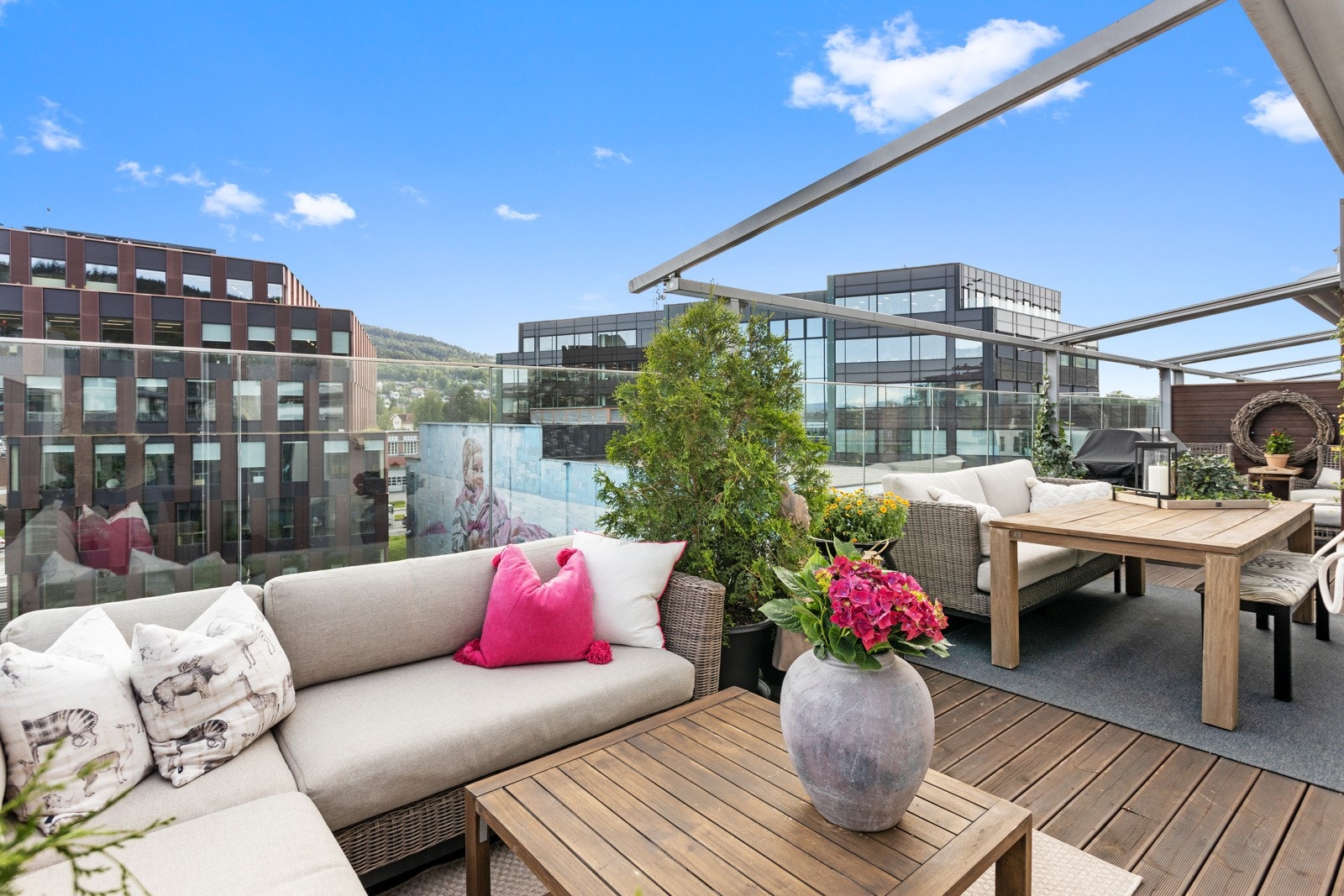 Terrassen mot syd har sol fra tidlig morgen til kveld. Galleribilde