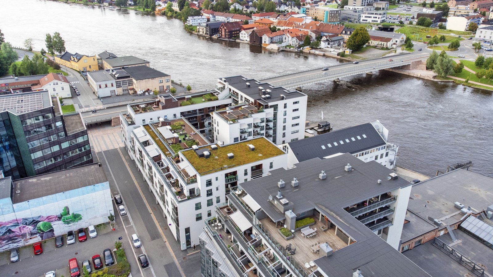 Pir 7 ligger flott og sentralt til langs Drammenselva, mellom Øvre Sund bru og Ypsilon. Galleribilde