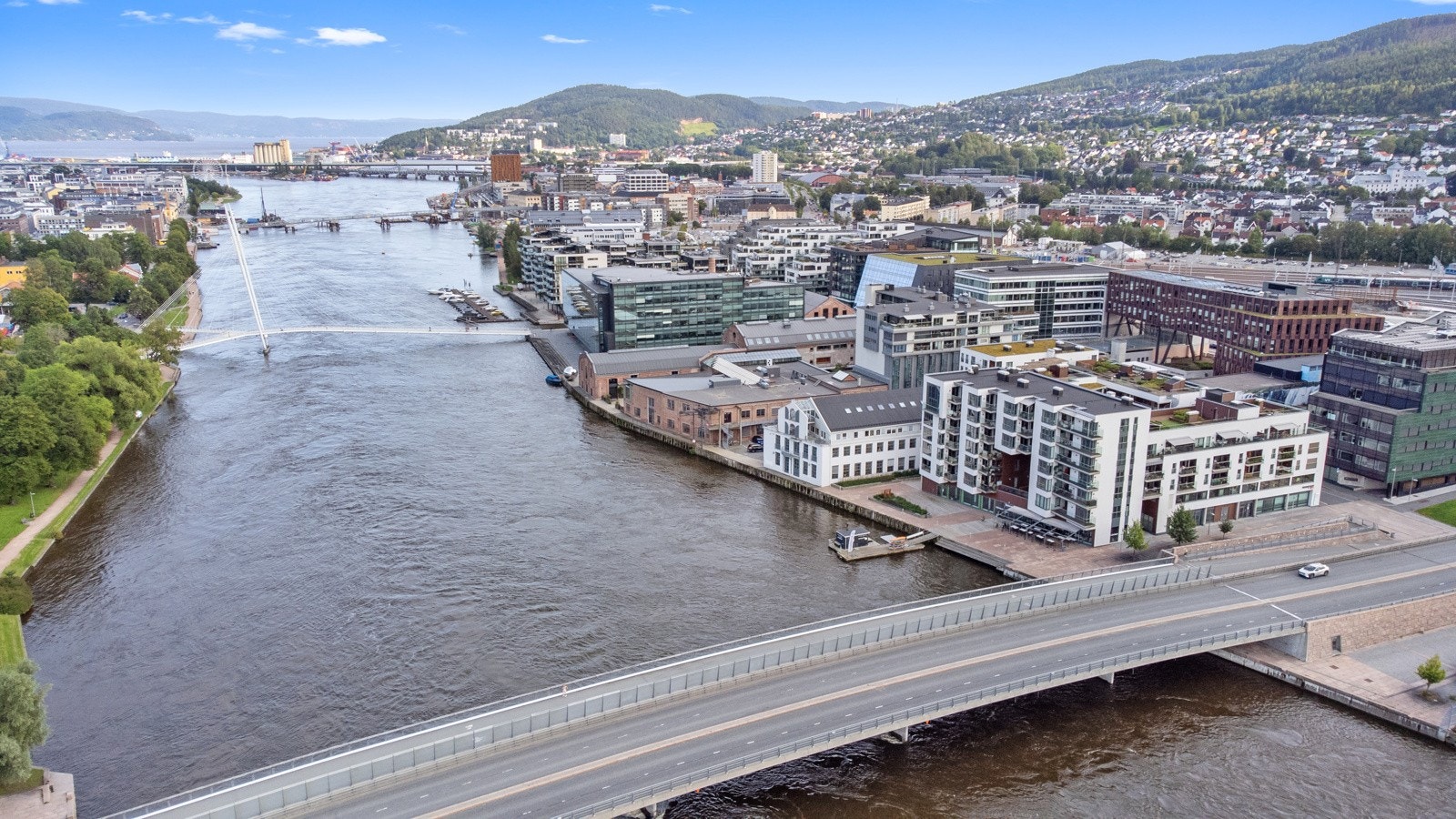 Pir 7 ligger flott og sentralt til langs Drammenselva, mellom Øvre Sund bru og Ypsilon. Galleribilde