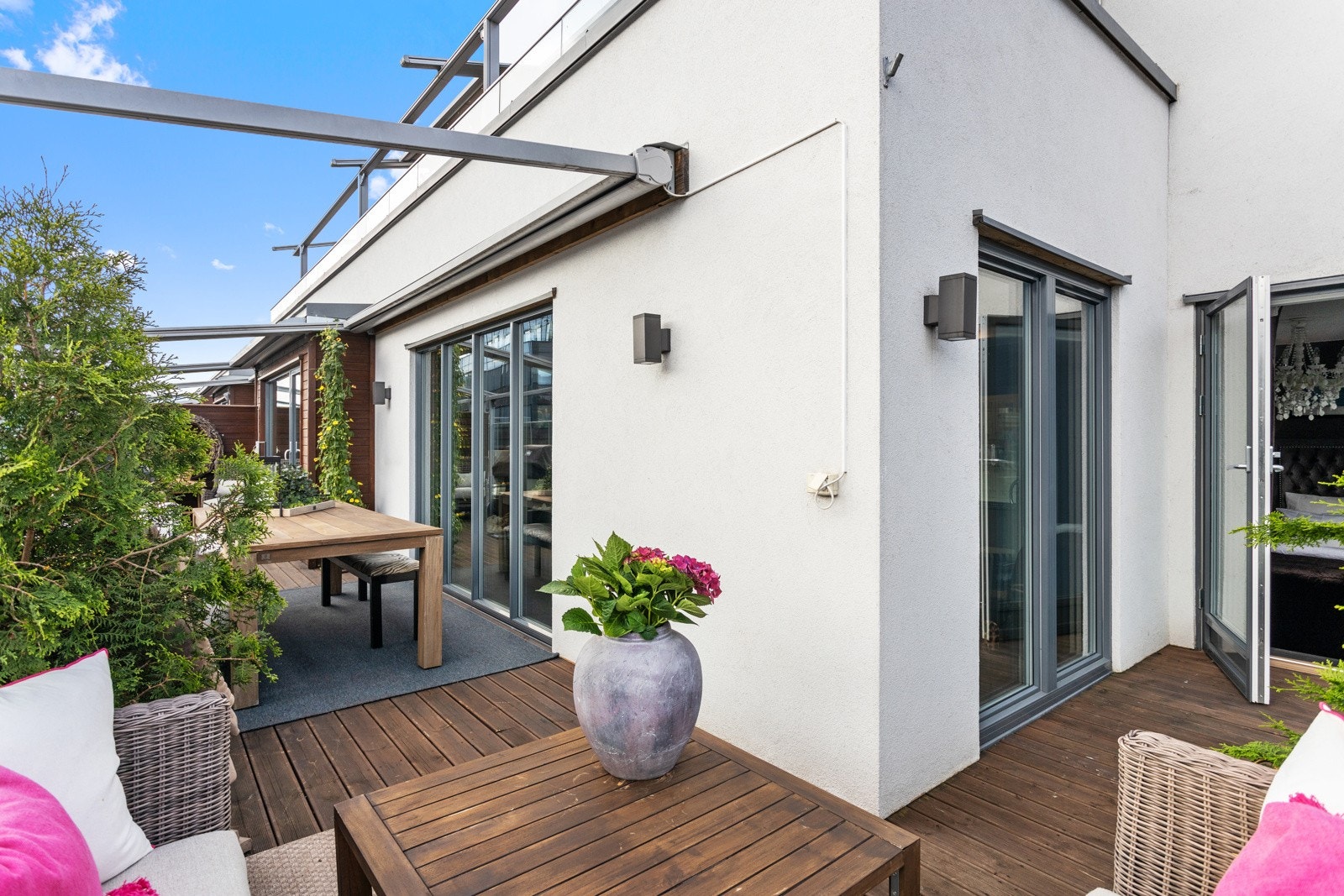 Stor og flott sydvendt terrasse med adkomst fra soverom 2 eller stue/spisestue. Galleribilde