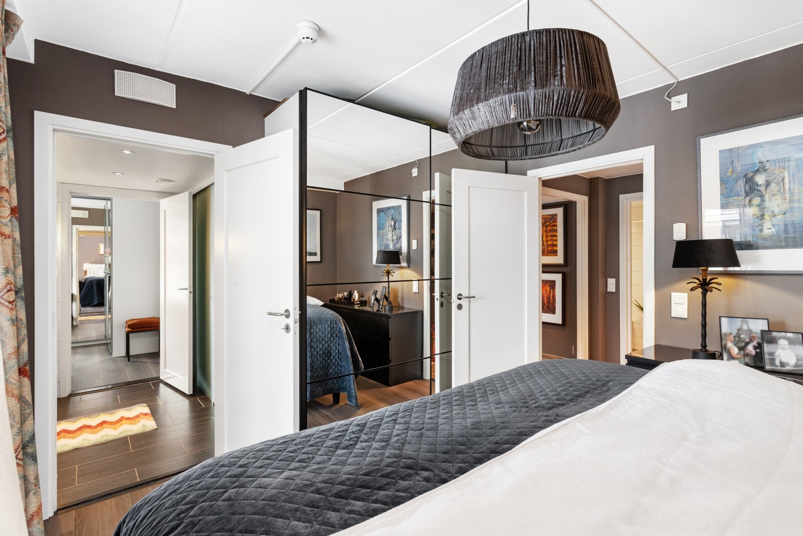Masterbedroom/soverom 1 med adkomst til eget bad. Galleribilde