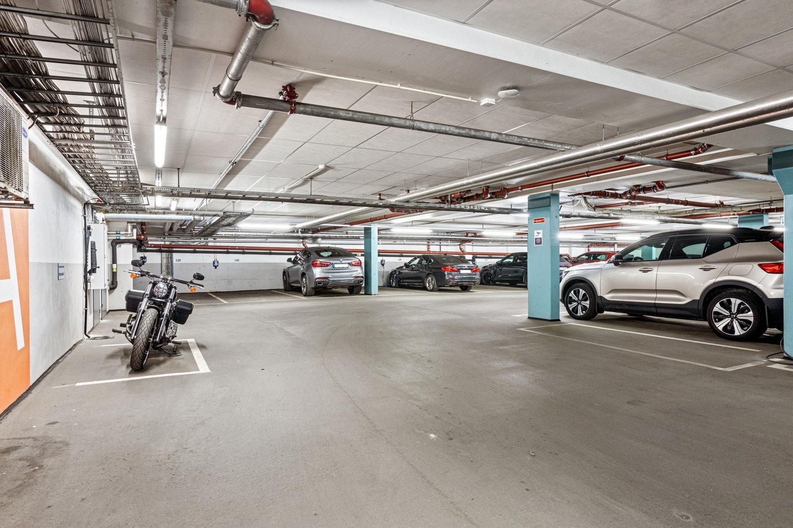 Garasjeanlegg i underetasje - Dagens eier leier to stk. biloppstillingsplasser, hvorav den ene har montert elbil-lader. Galleribilde