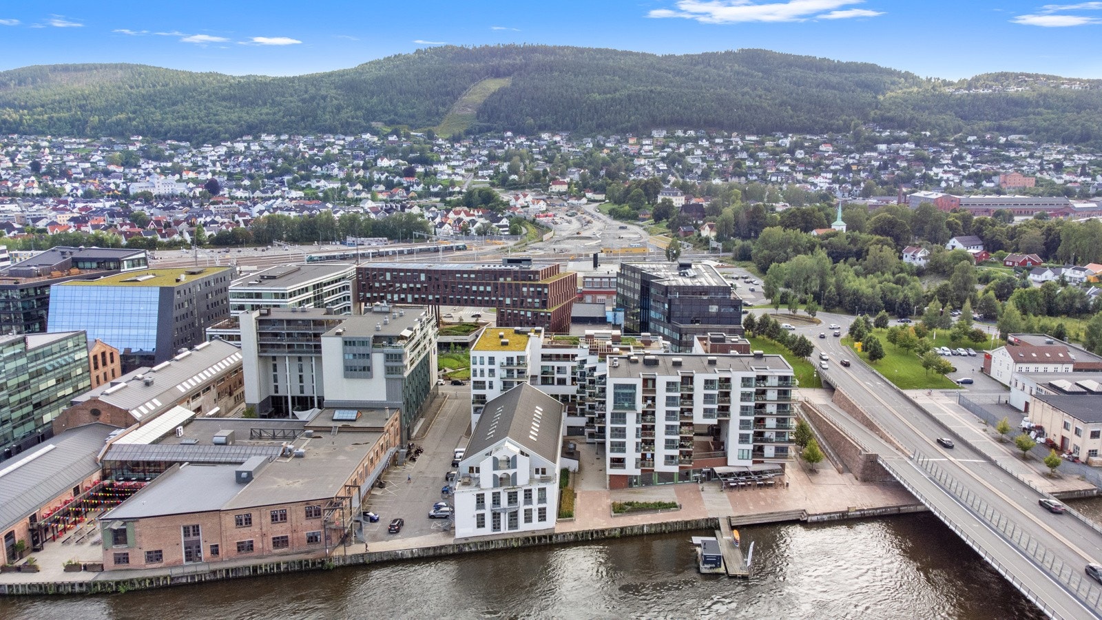 Pir 7 ligger flott og sentralt til langs Drammenselva, mellom Øvre Sund bru og Ypsilon. Galleribilde