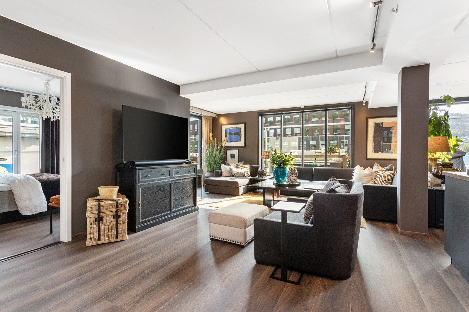 Stuen er lys og romslig med plass til flere oppholdssoner. Galleribilde
