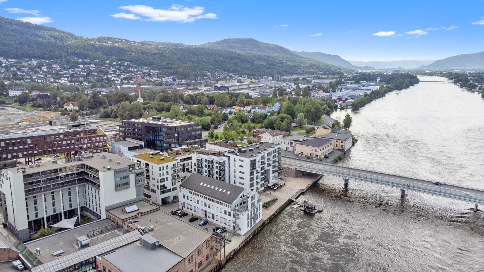 Pir 7 ligger flott og sentralt til langs Drammenselva, mellom Øvre Sund bru og Ypsilon. Galleribilde