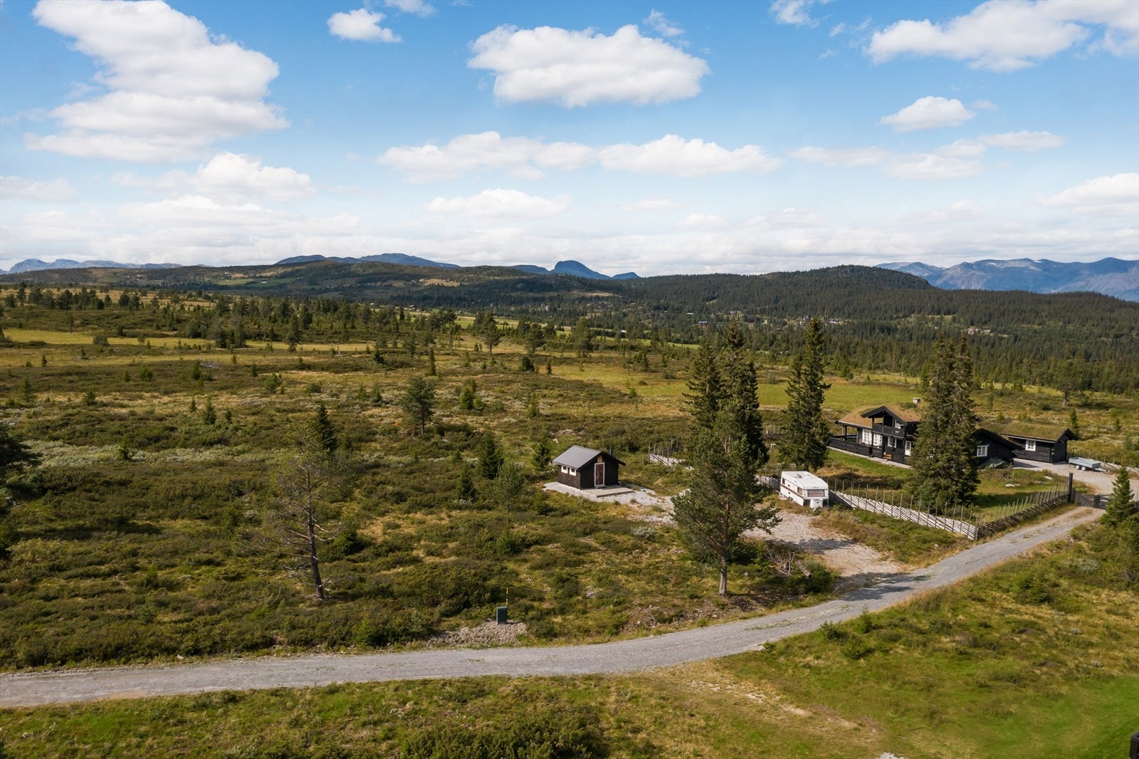 Tomten er på ca. 1492 kvm! På eiendommen står det i dag et lite anneks/uthus på ca. 12 kvm. Galleribilde