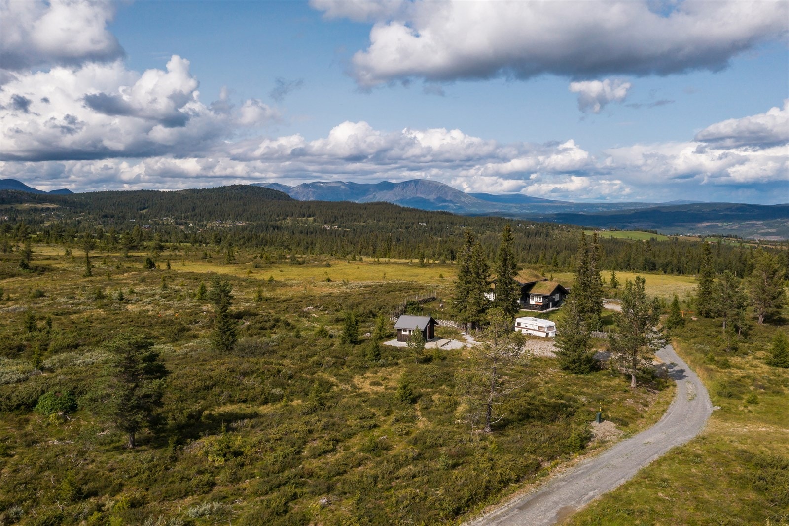 Velkommen til Smylistølvegen 511! Tomten ligger flott til med solrik beliggenhet og fantastisk utsikt over Hemsedalsfjellene. Foto: Fotograf Terje Bjørnsen Galleribilde