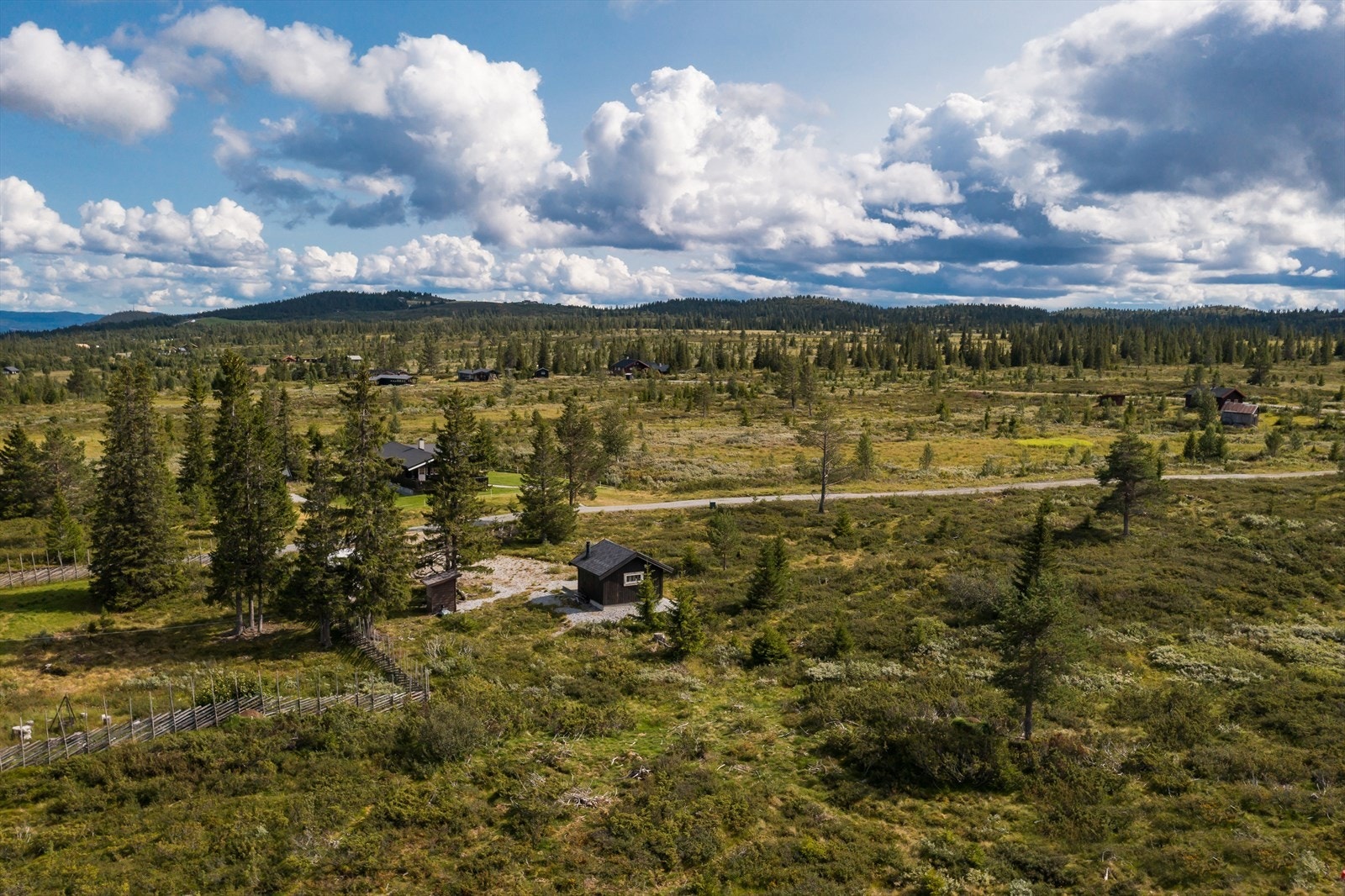 I nærområdet finnes bl.a. flott uberørt høyfjellsnatur som bør oppleves og brukes, turstier for fotturer/skiløyper og milevis med fine stølsveier for sykkelturer. Galleribilde