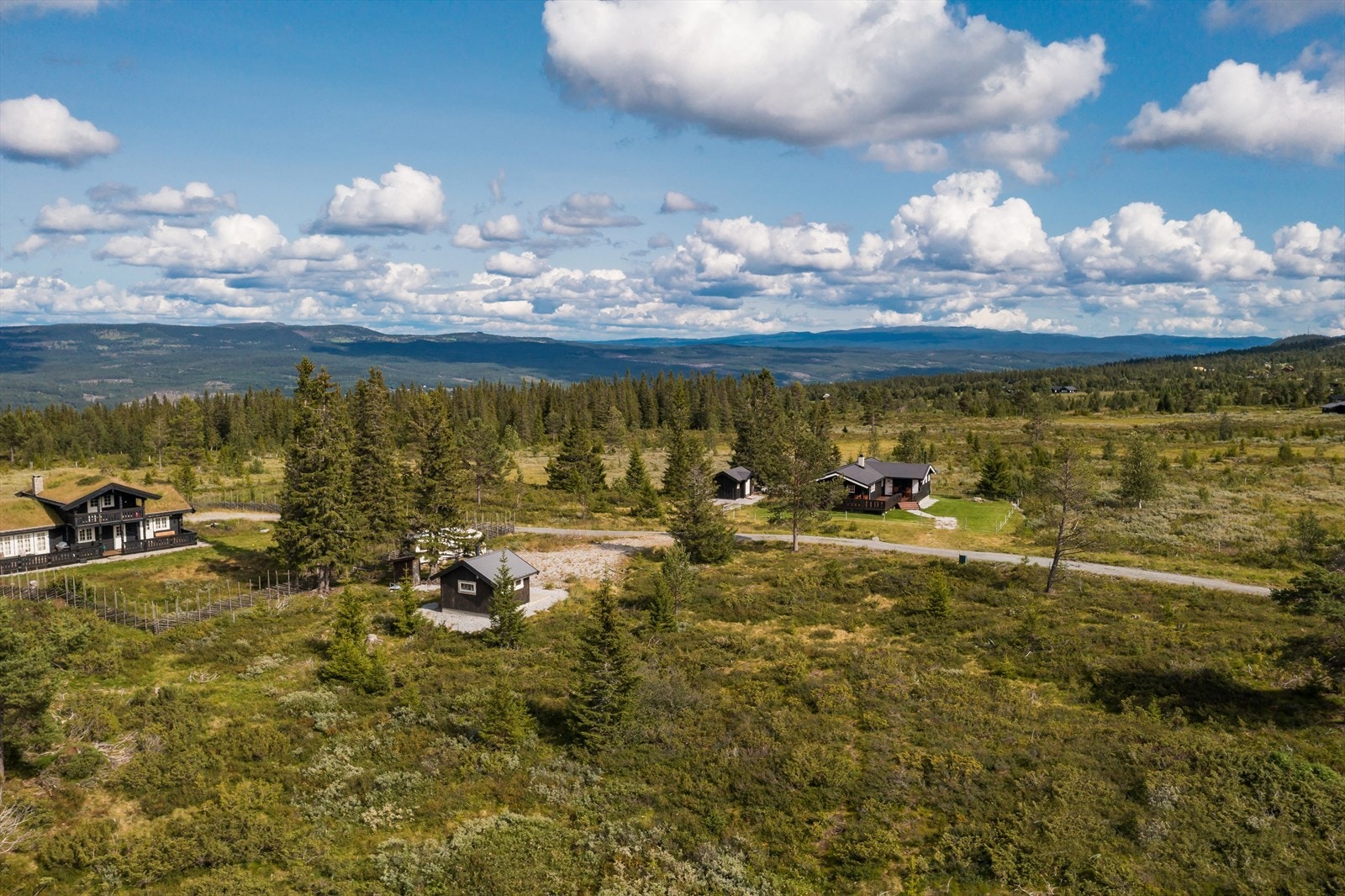 Her kan du skape hyttedrømmen i naturskjønne omgivelser på Smylistølan. Galleribilde