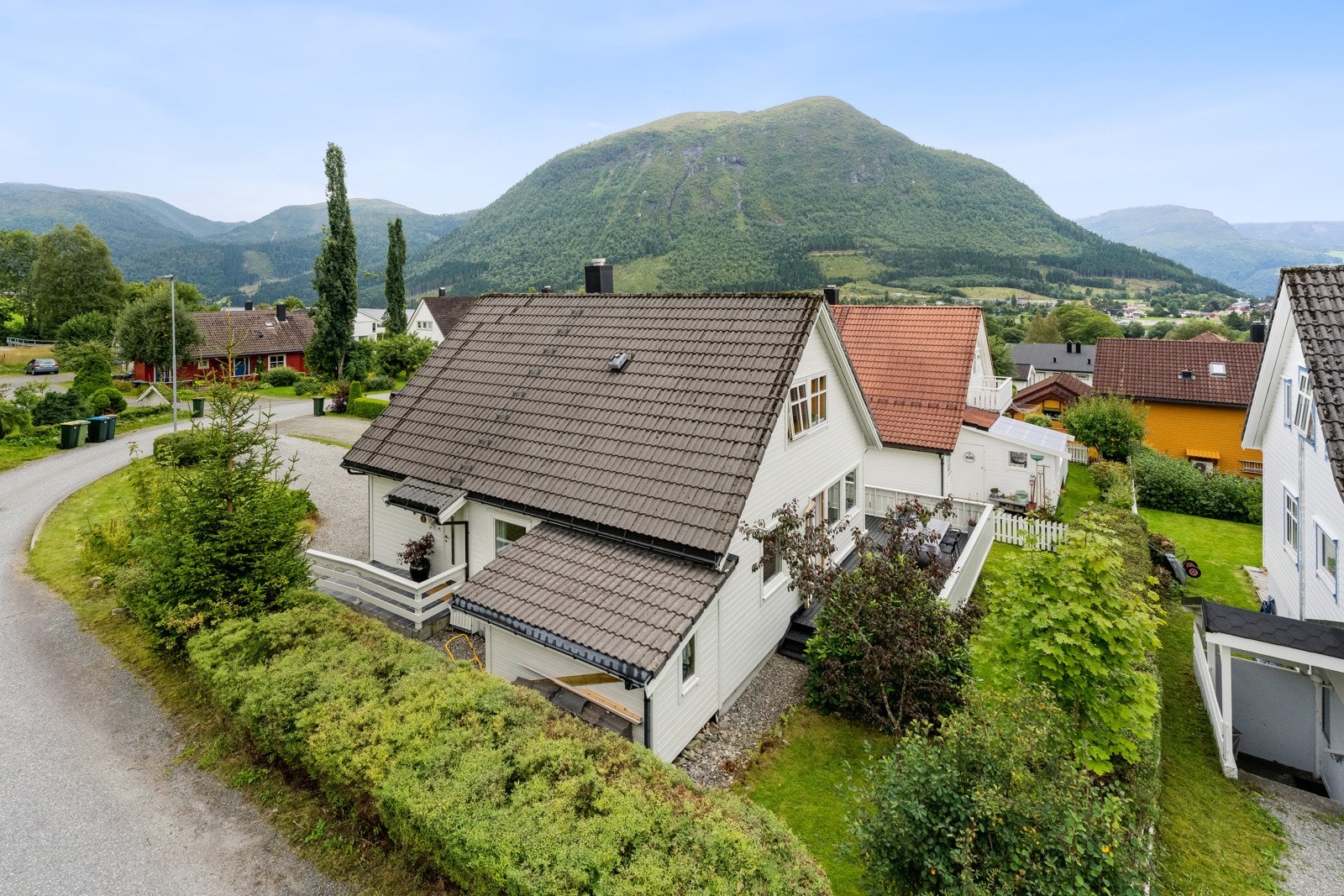 Kort gangavstand til sjukehuset, høgskulen, skular og barnehagar. Galleribilde