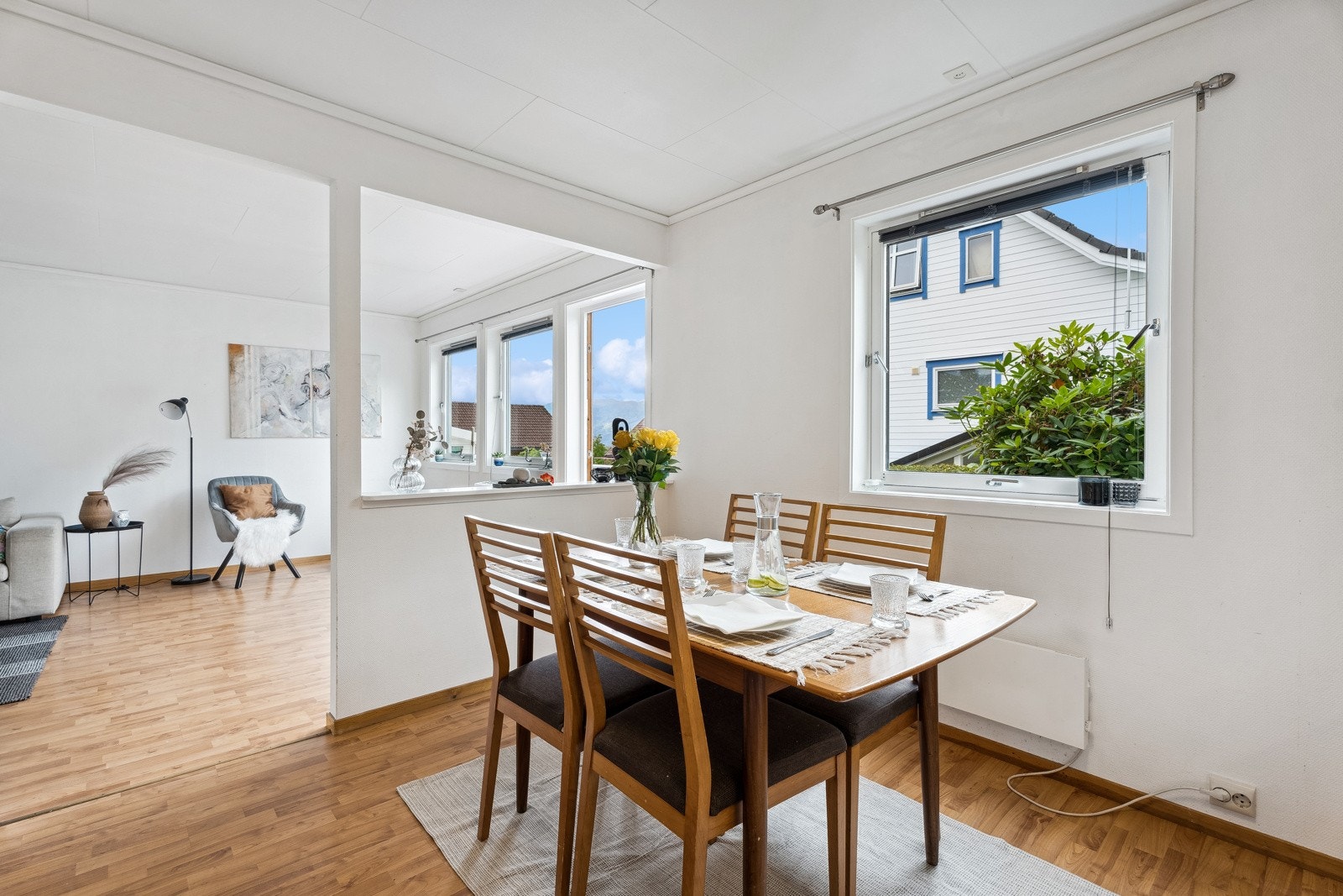 Utgang frå stove til solrik terasse og hage Galleribilde