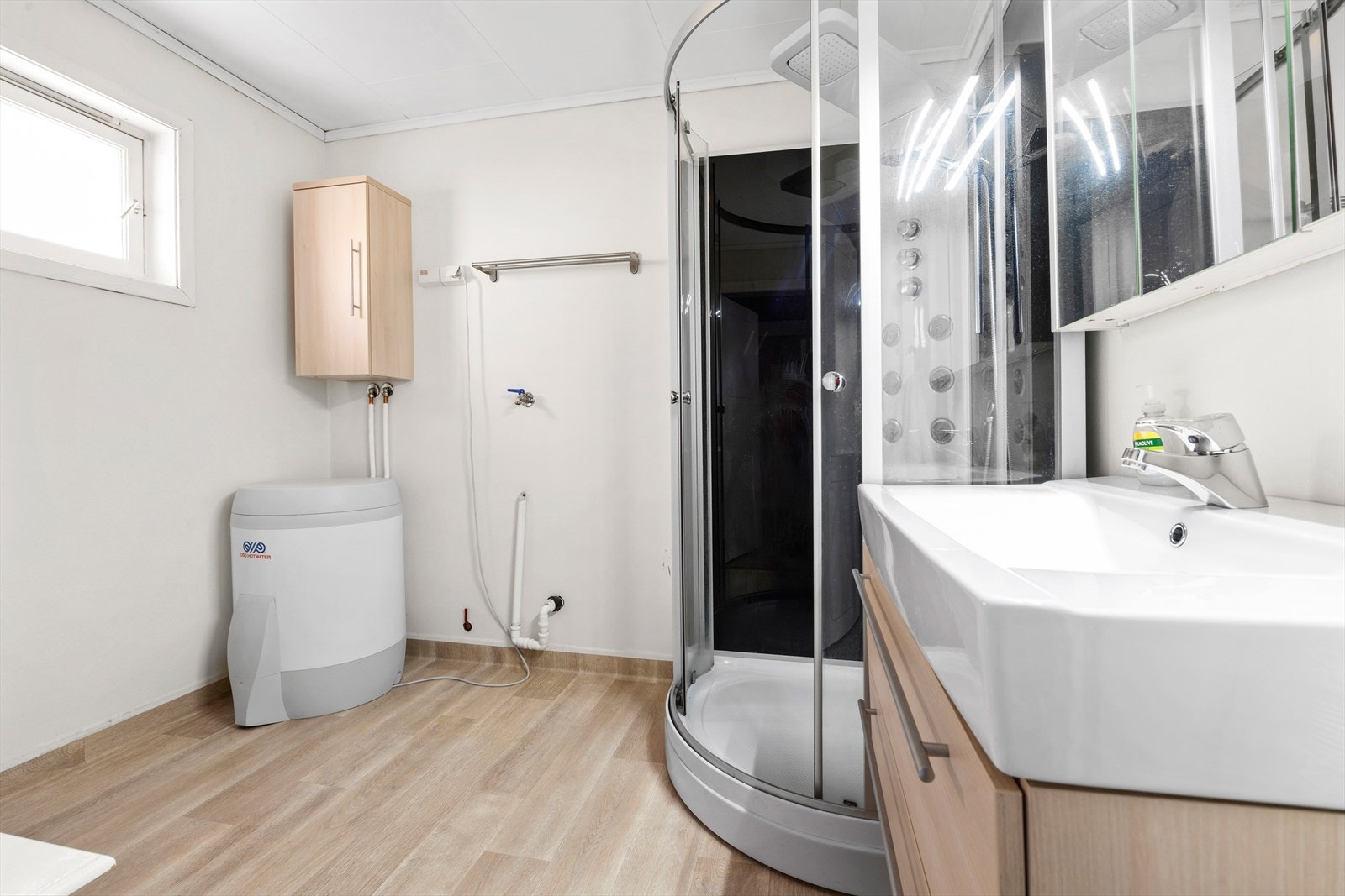 Bad med opplegg vaskemaskin Galleribilde