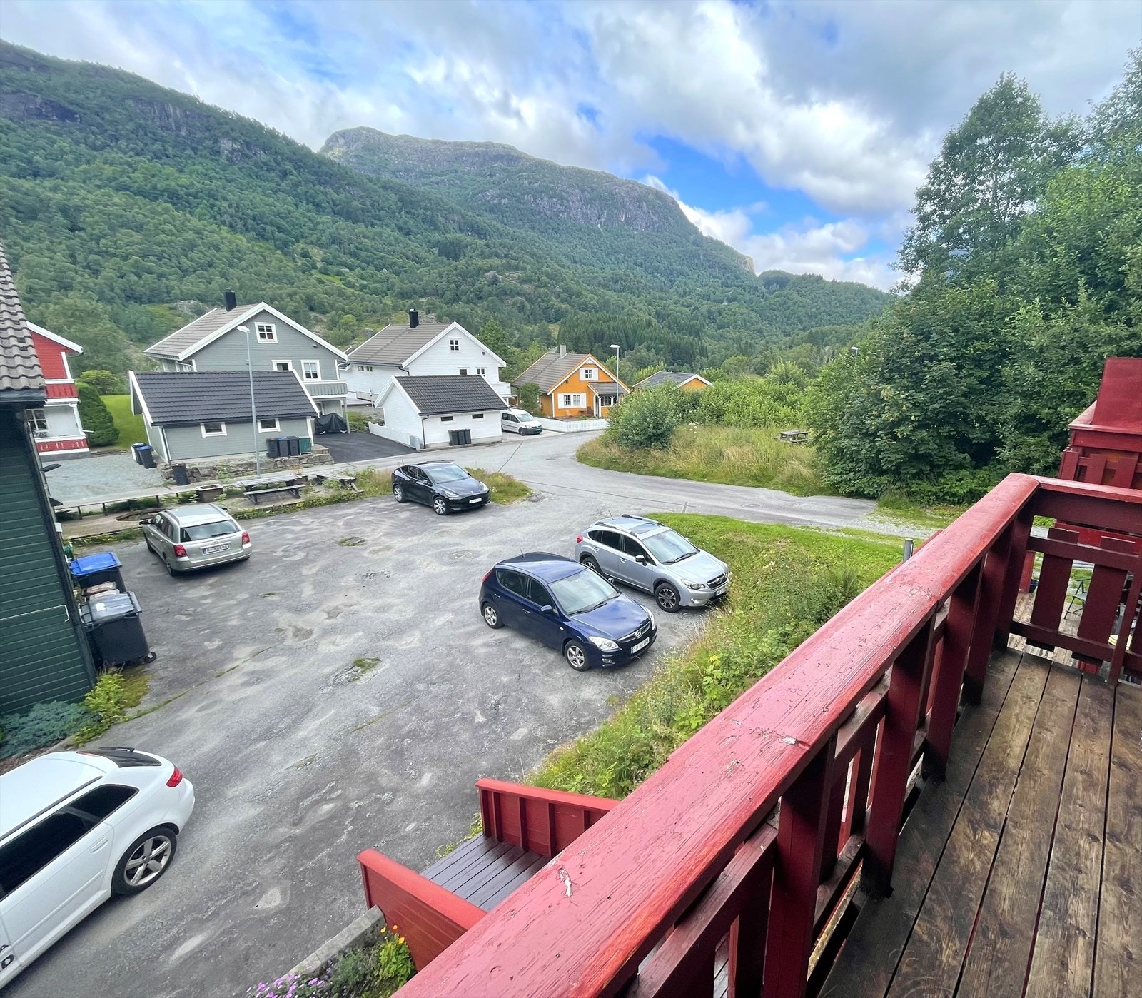 Utsikt fra balkong. Felles p-plass Galleribilde