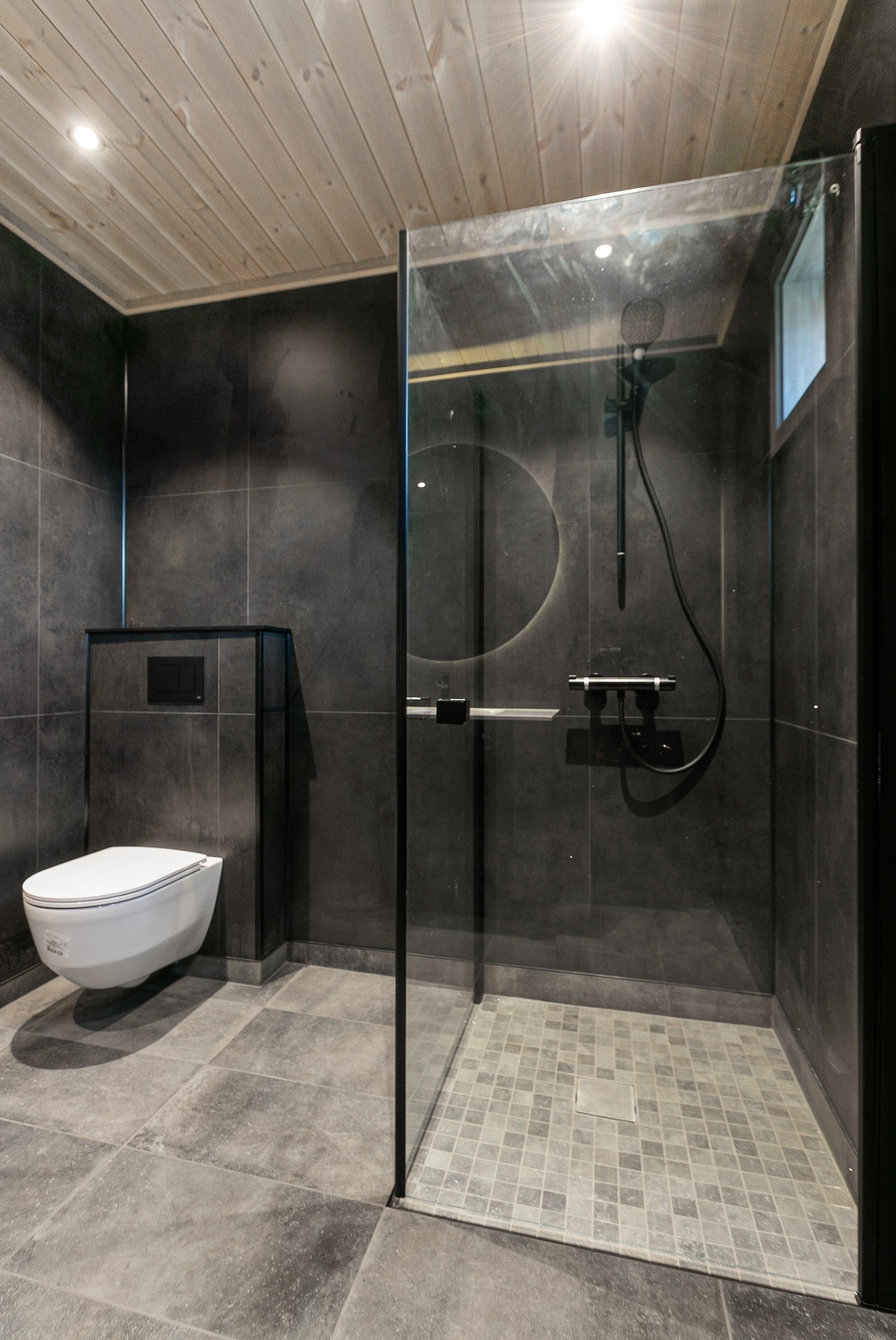Dette badet befinner seg i 1.etasje med praktisk nærhet til stue og kjøkken Galleribilde