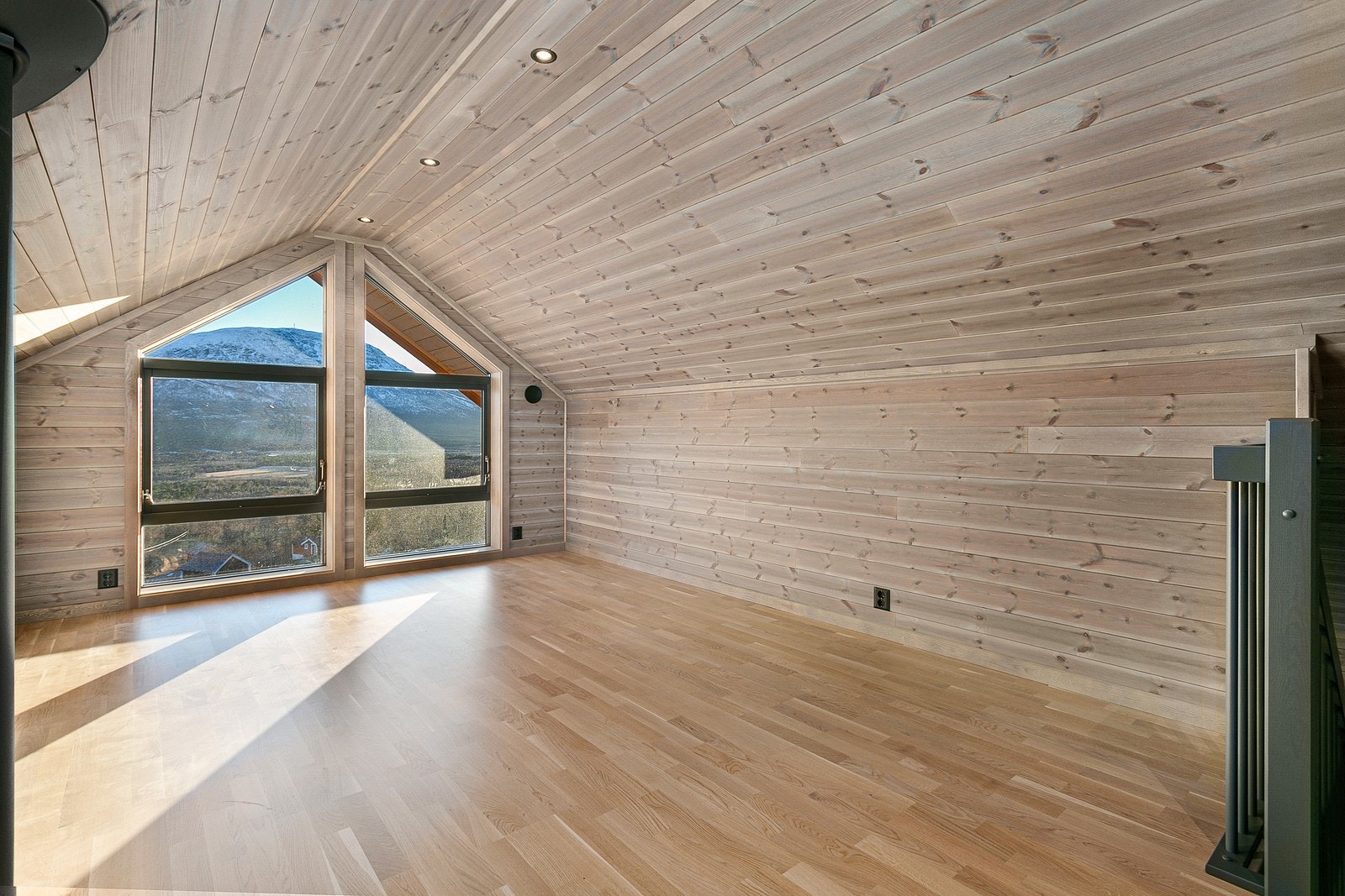 Utsikten fra loftstua er spektakulær! Galleribilde