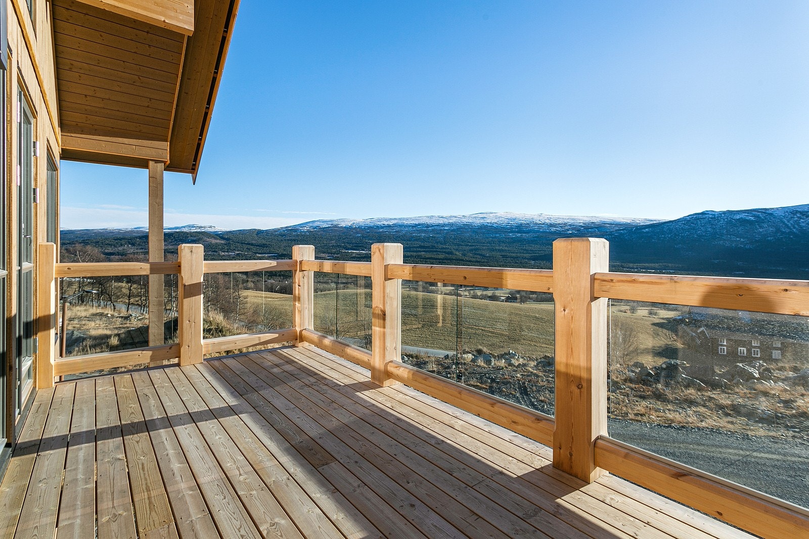 Ut ra verandadøra i stua finner man en romslig veranda med fantastisk utsikt og solforhold Galleribilde
