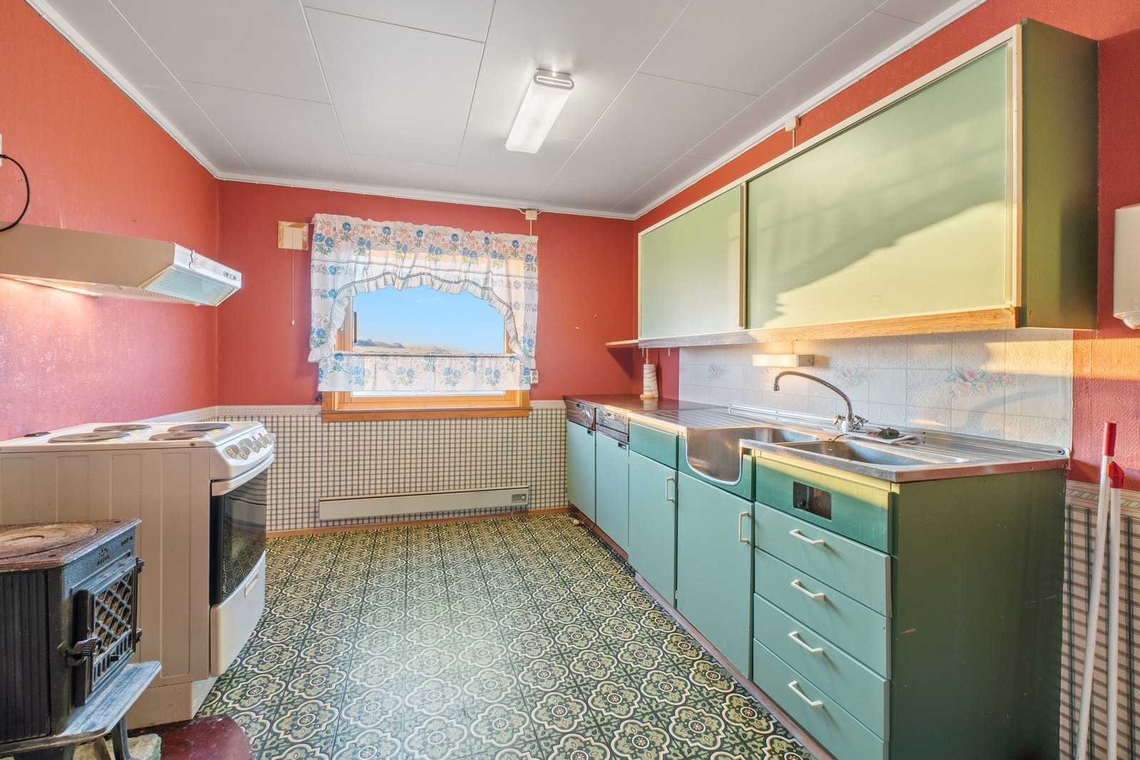 Kjøkkenet er av god størrelse med god skap- og benkeplass. Galleribilde